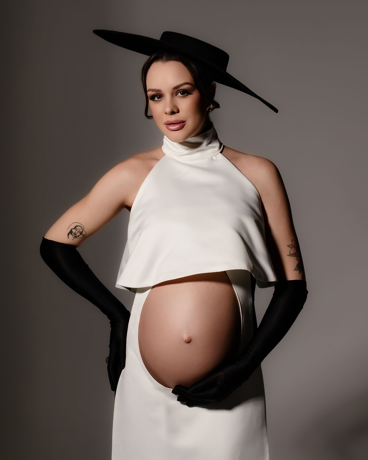 Fashion stílusú kismama fotózás stúdióban Győrben.
