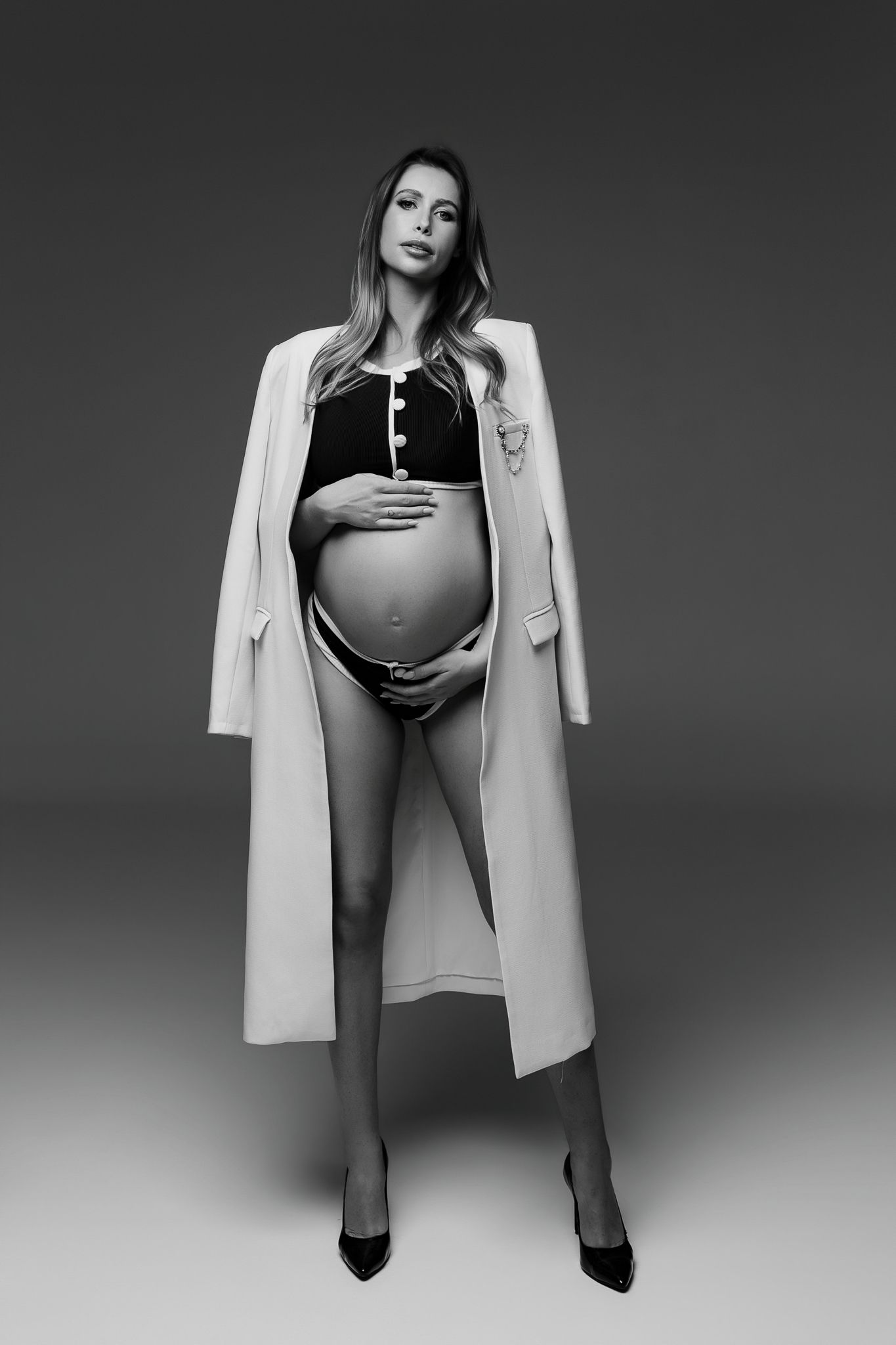 Luxus hatású fashion kismama fotózás Győrben.
