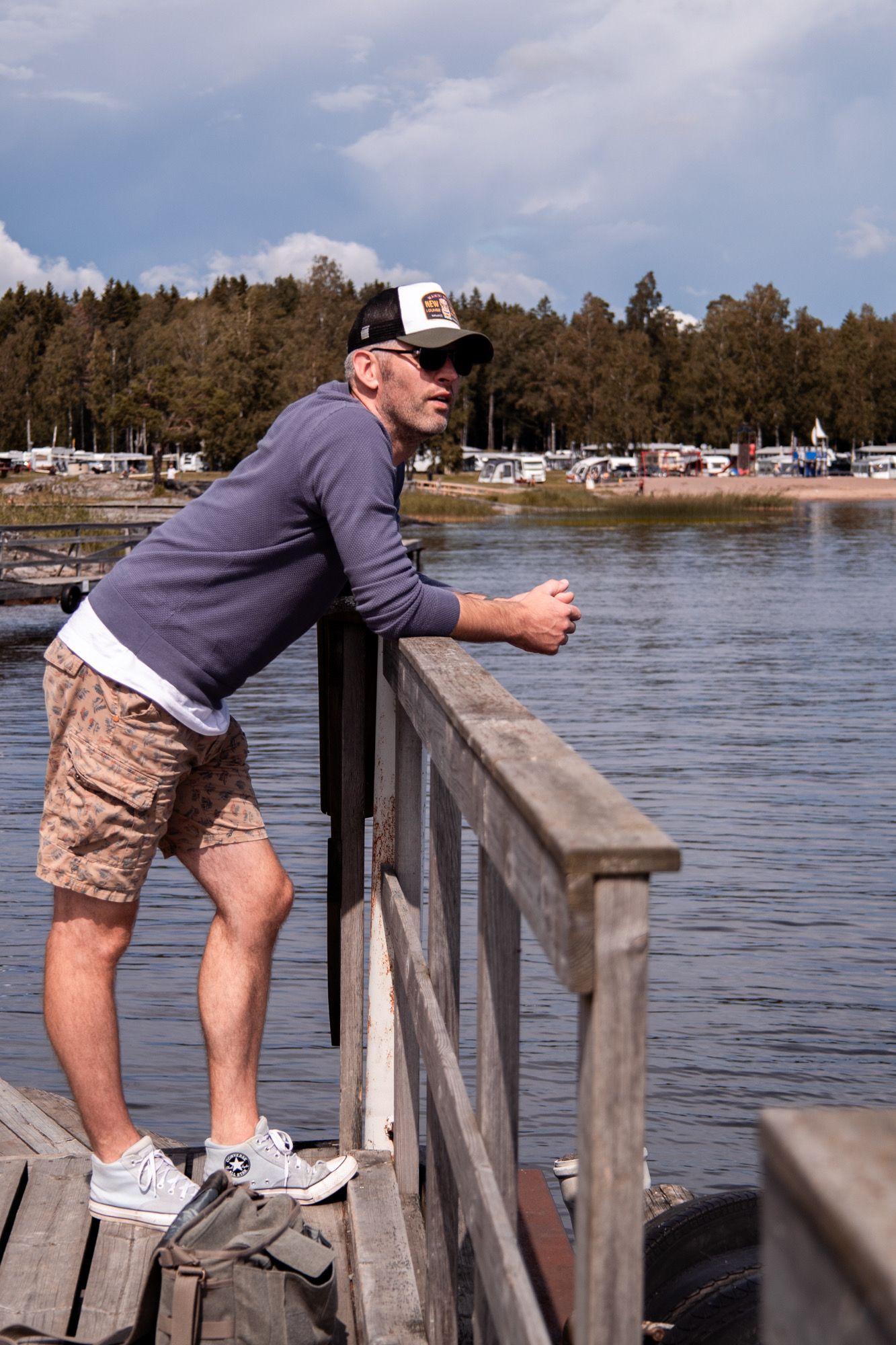 Bart op een pier aan een meer