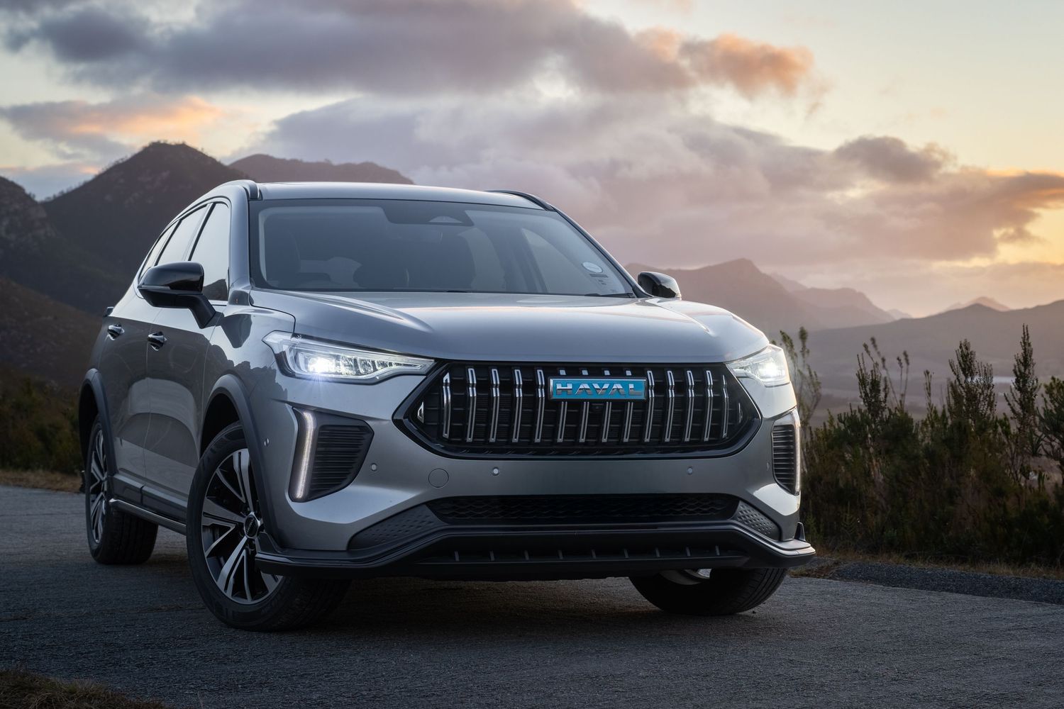 Photo of a Haval Jolion Pro HEV with a sunset in the background