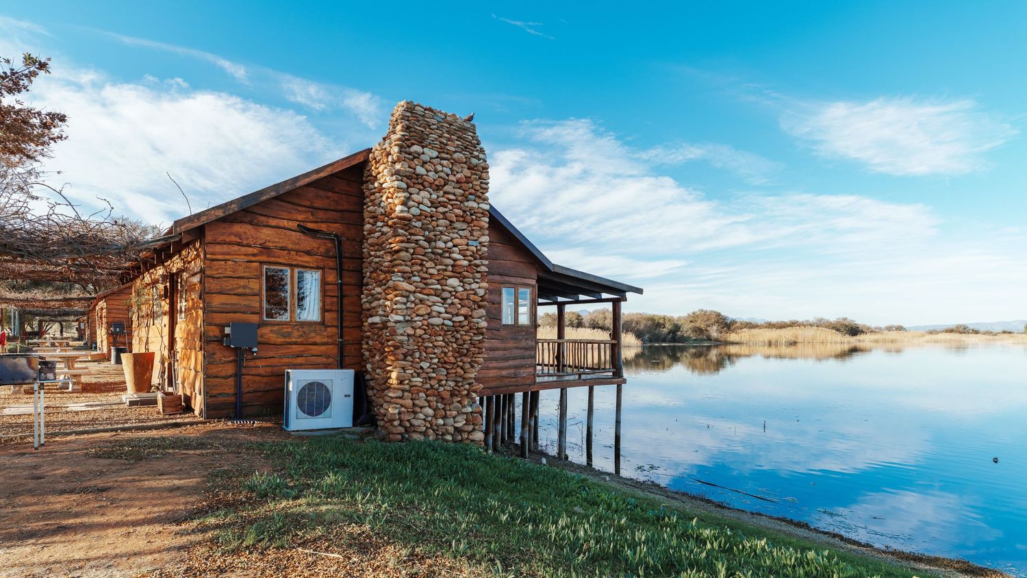 A cabin overlooking a lake in Oudtshoorn