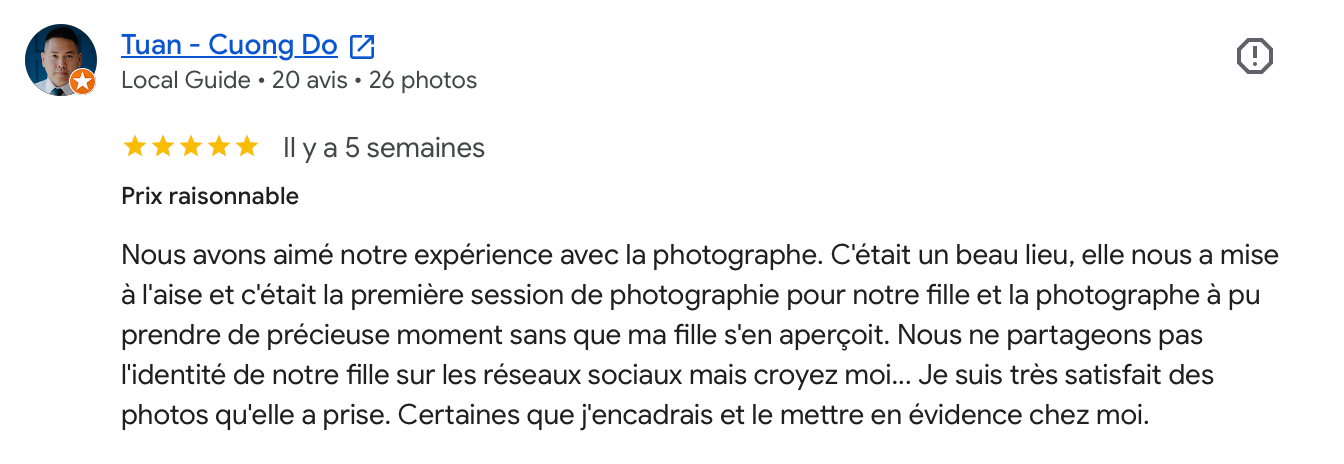 Five-star Google review in French praising a photographer for capturing precious moments discreetly and naturally.