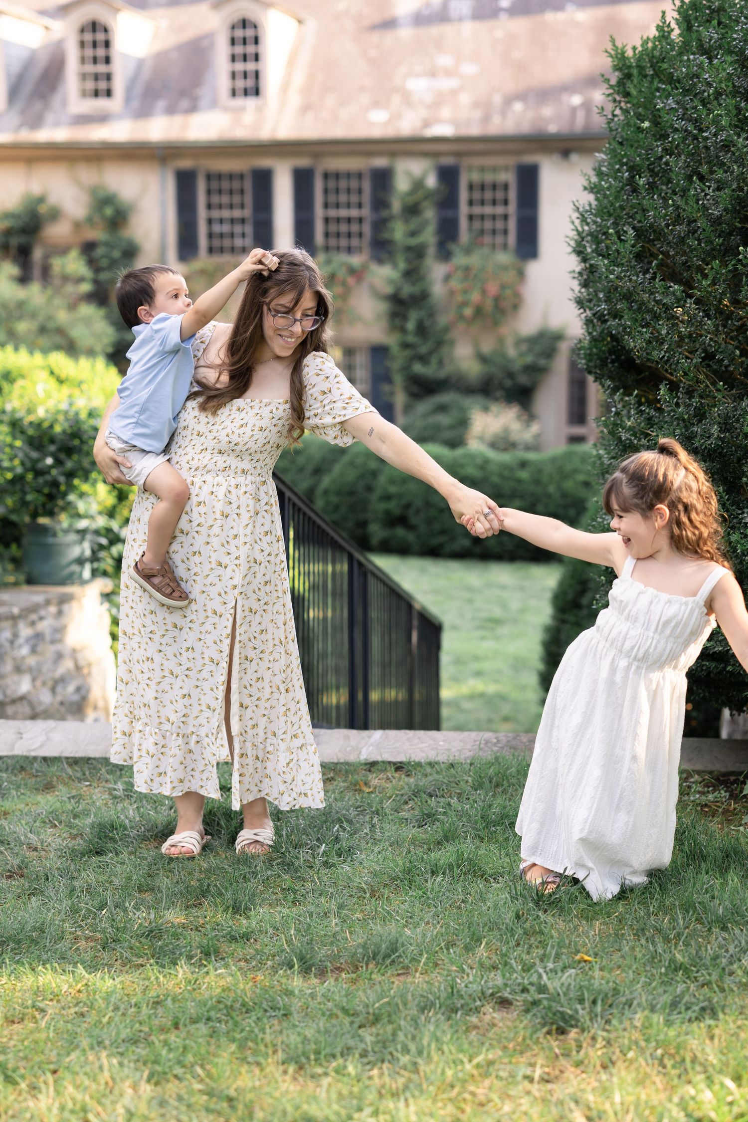 Luxury garden family photos with elegant backdrops at Conestoga House.