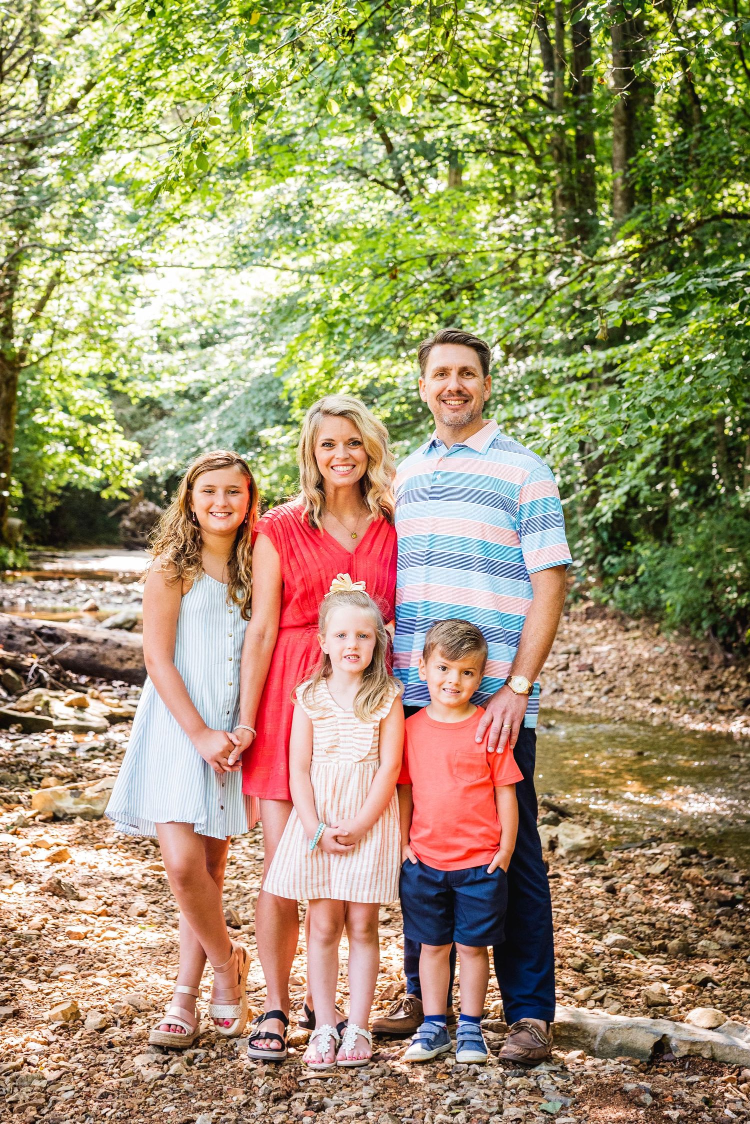 Attractive family photo in Clarksville, Tennessee.  outdoor photoshoot.  Spring and summer photos.  Family photographer. Hopkinsville, KY