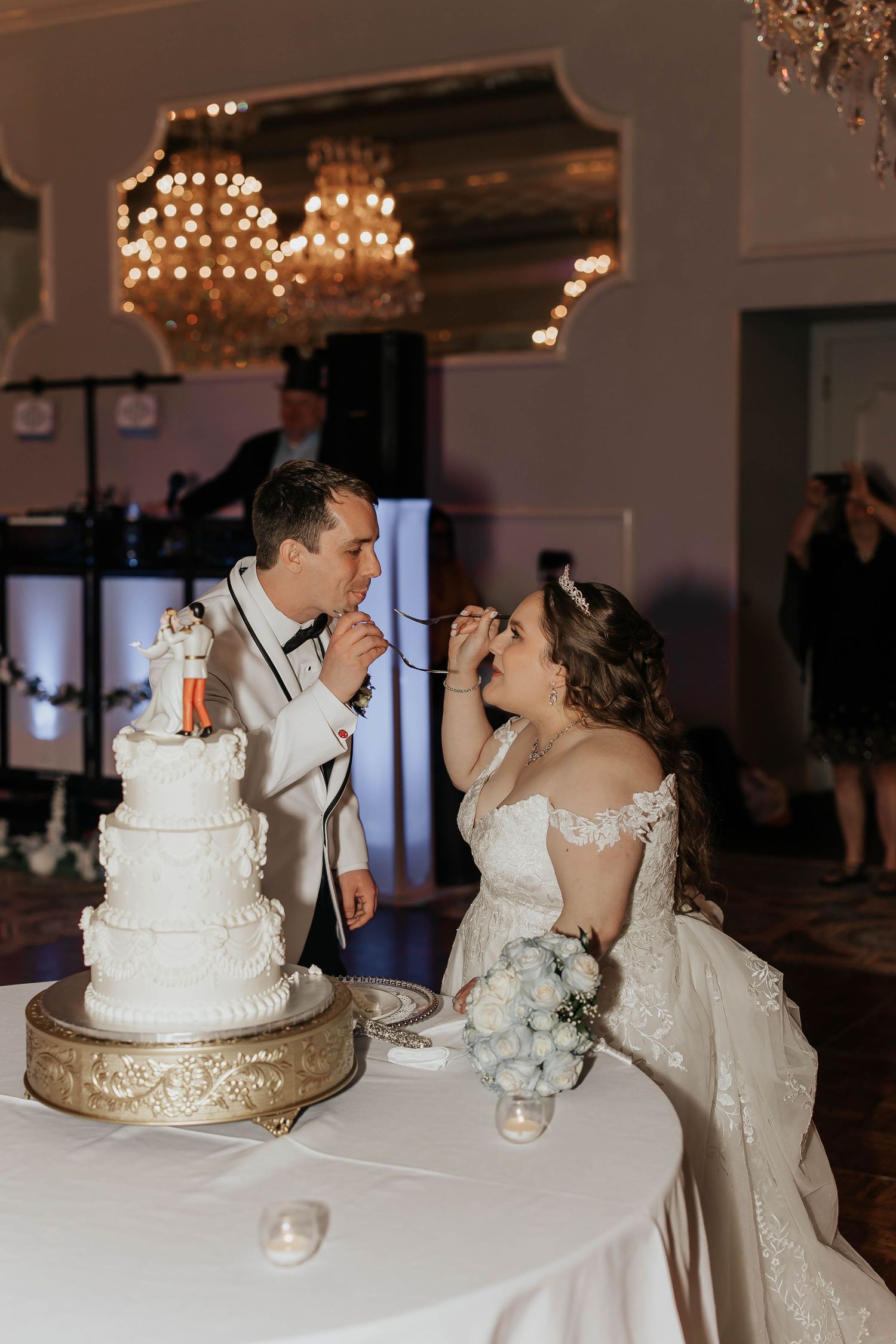 #chicagobride #chicagobrides #weddingcake #orlandobride #orlandobrides #orlandobridetobe #chicagobridetobe #chicagobridestobe #orlandobrides