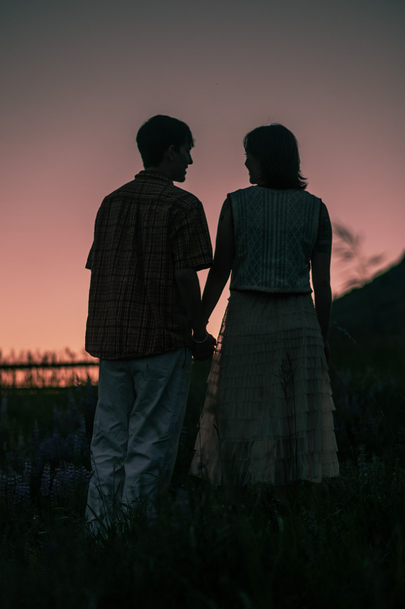 A couple with a mountainous backdrop at sunset in Fort Collins, Colorado.