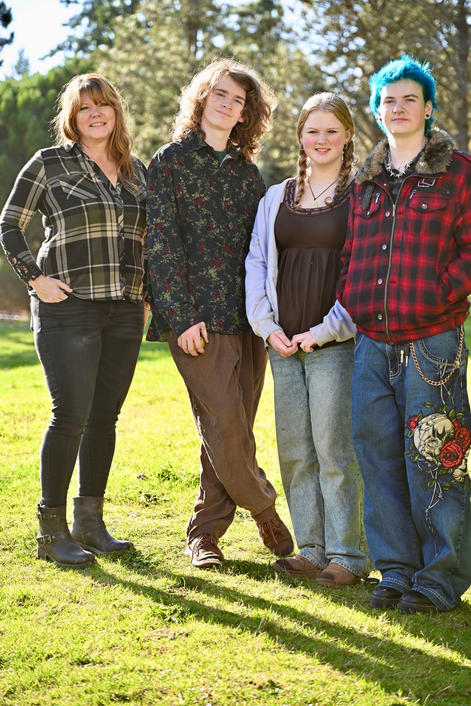 Family portrait session at Battle Point Park on Bainbridge Island, WA. Mother with three teenage children.