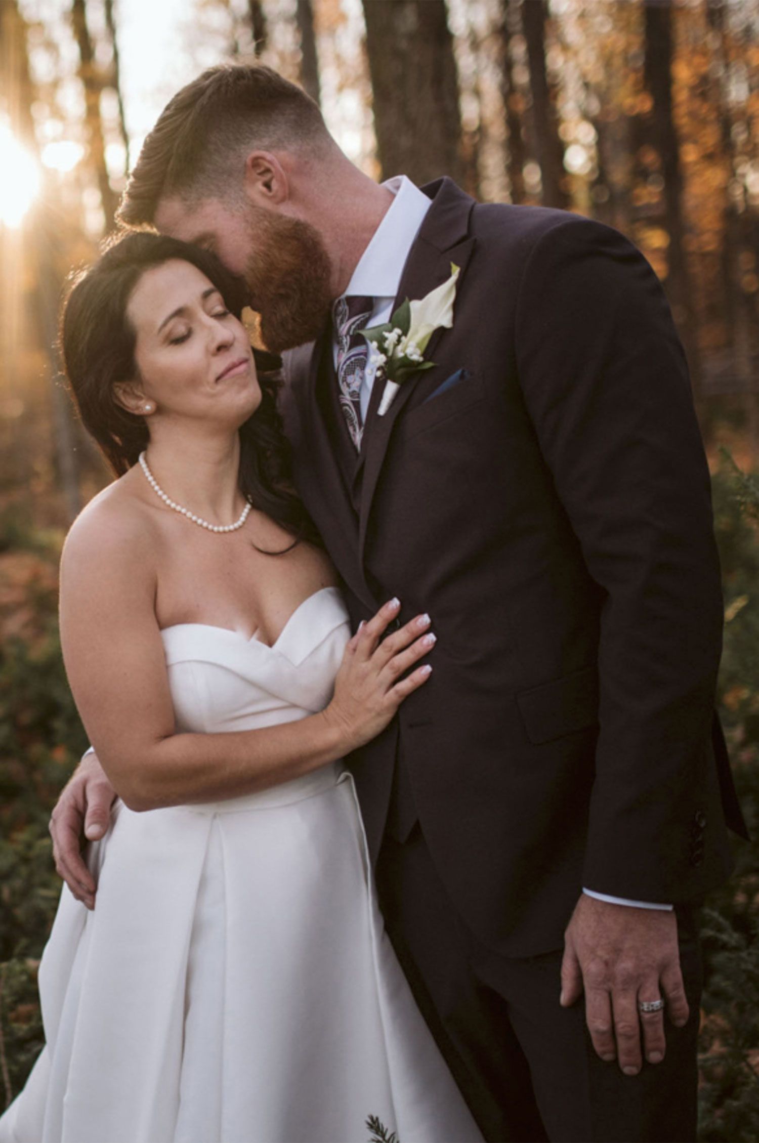 Romantic autumn wedding photos captured in golden forest light.