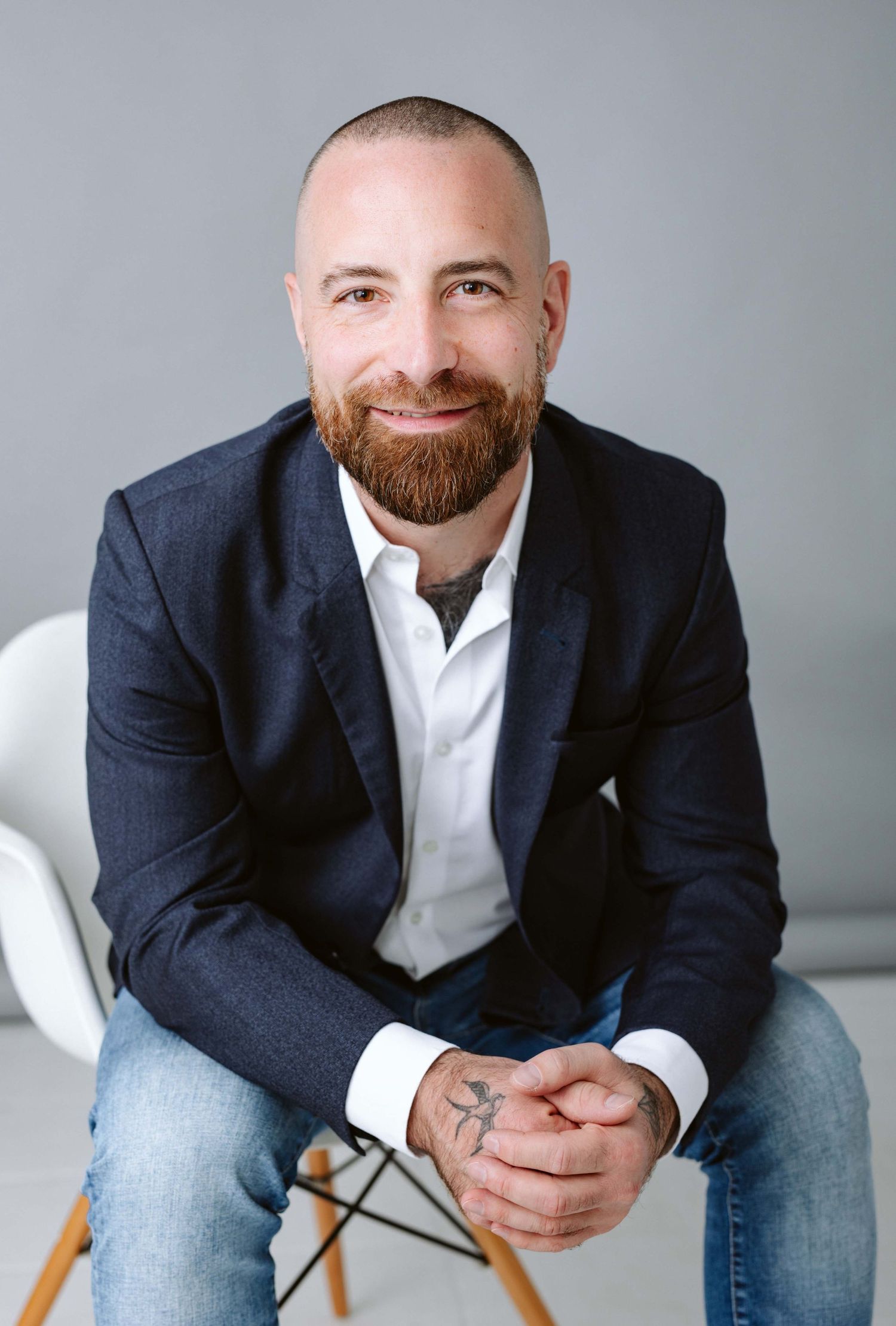 #portrait corpo, Headshot ,photogSeries of casual business portraits featuring someone in a blazer and white shirt seated on a modern chair.