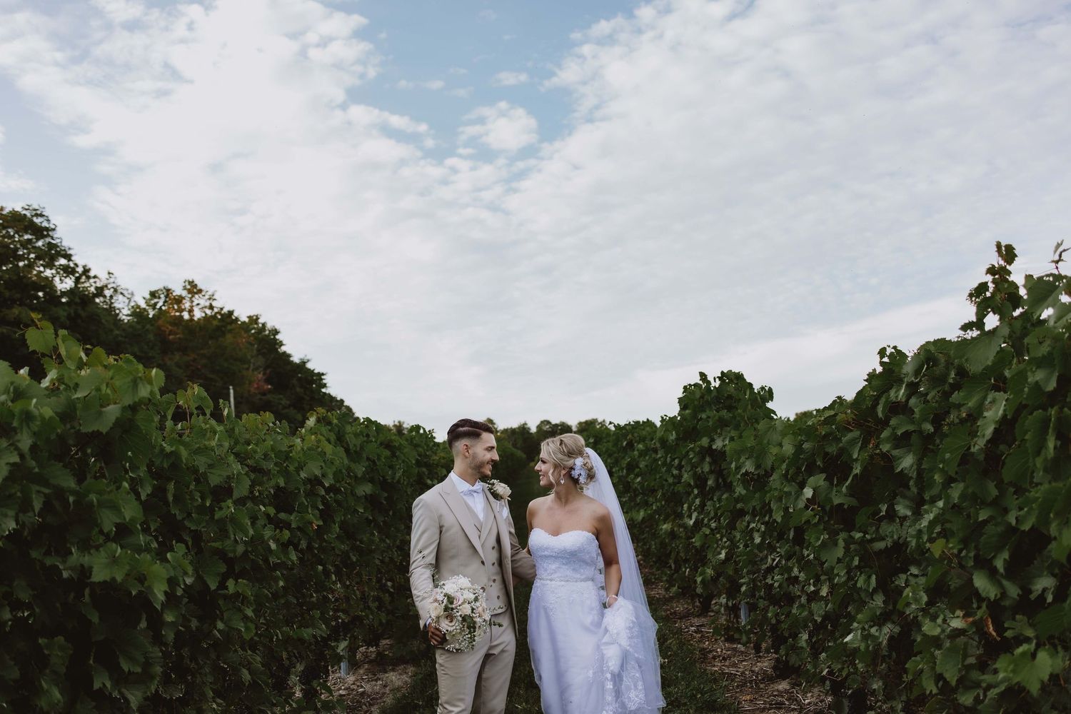 Photographe mariage Studio 8 à Laval, Rive-Nord et Montréal. Portraits, cérémonies et moments authentiques et lumineux