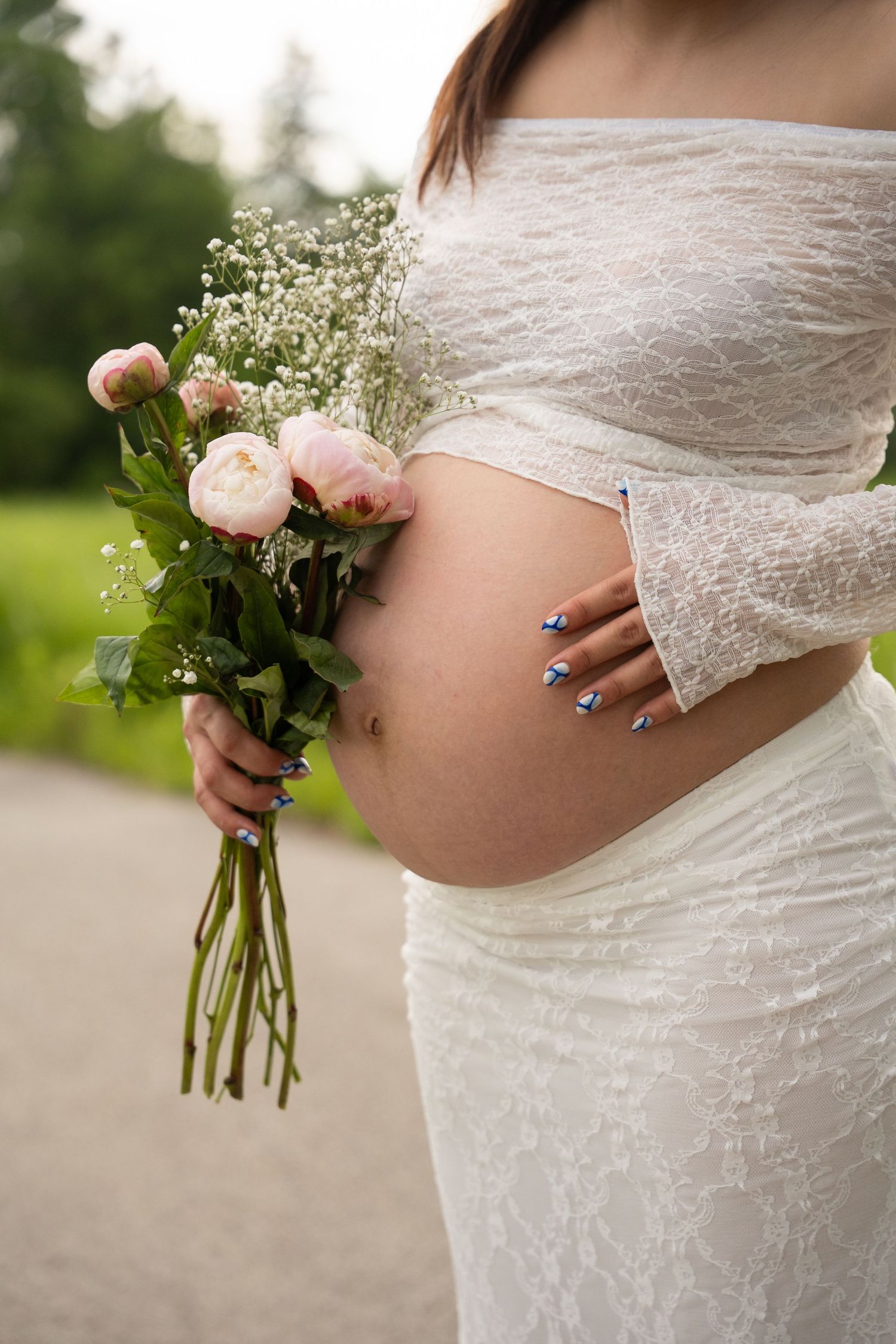 Outdoor photoshoot of maternity in Schaumburg Illinois.