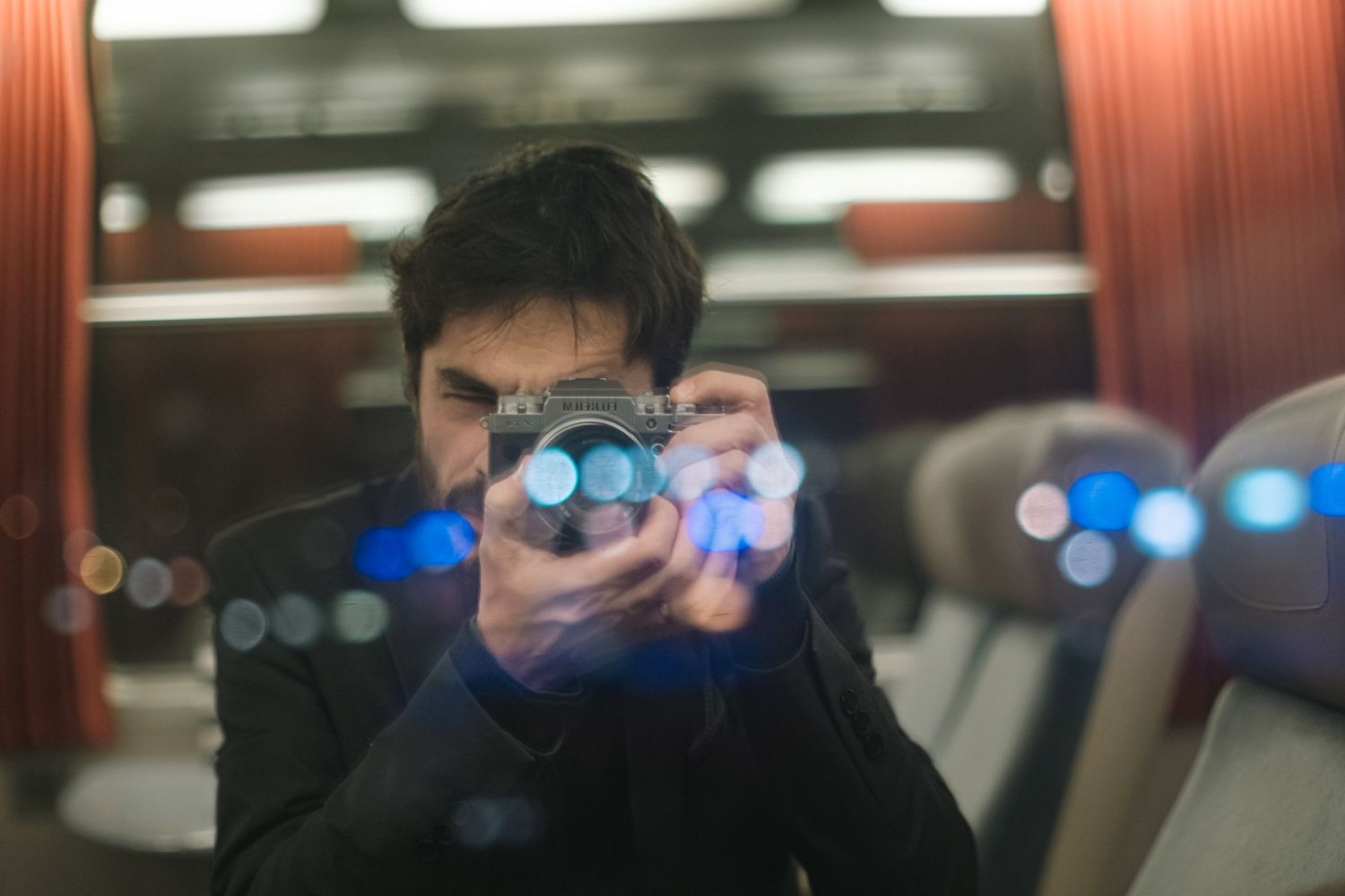 Autoportrait dans la vitre d'un train par Gean Cartier