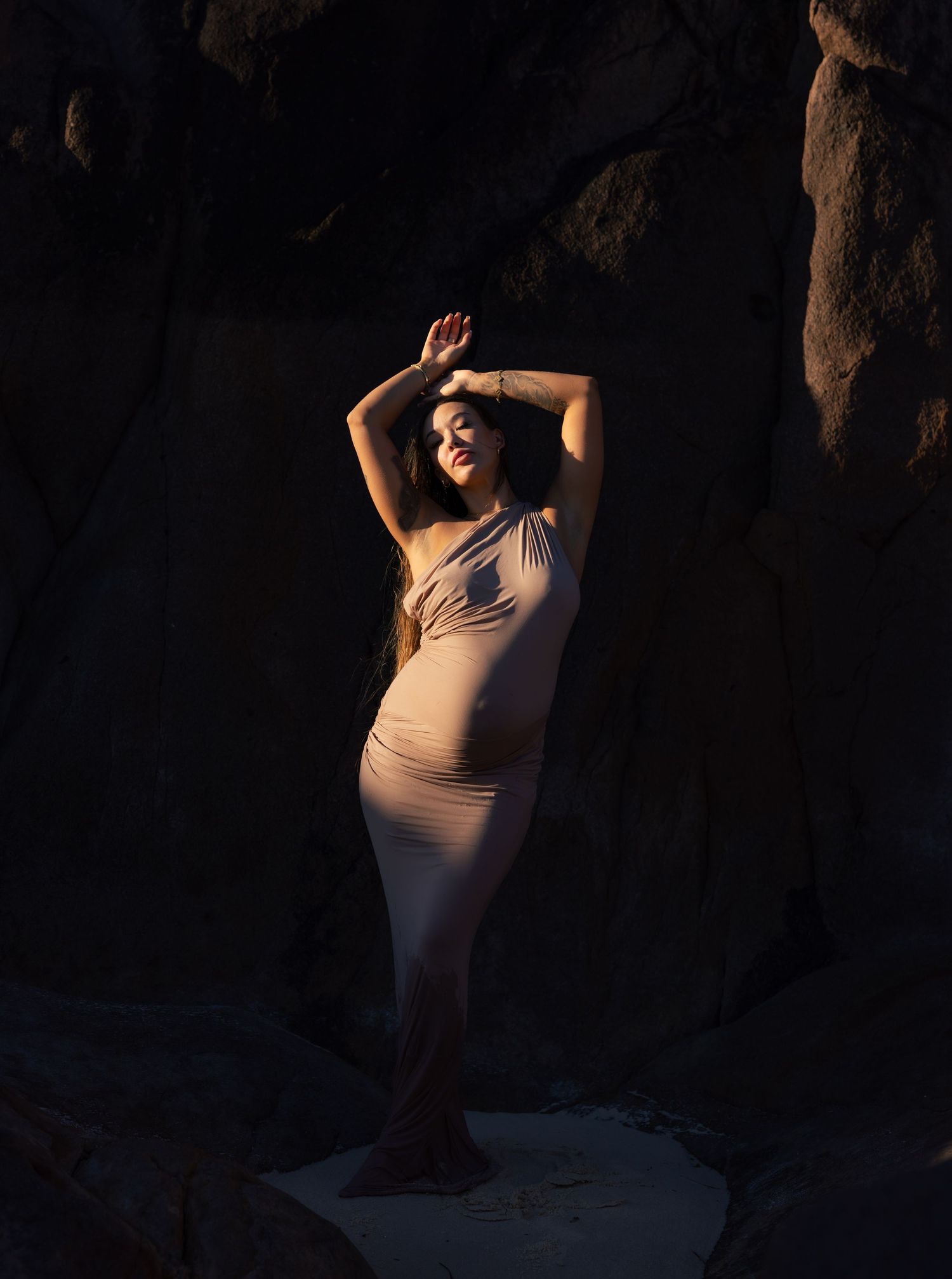 Use of natural sunlight to create beautiful maternity portrait with glowing mum to be