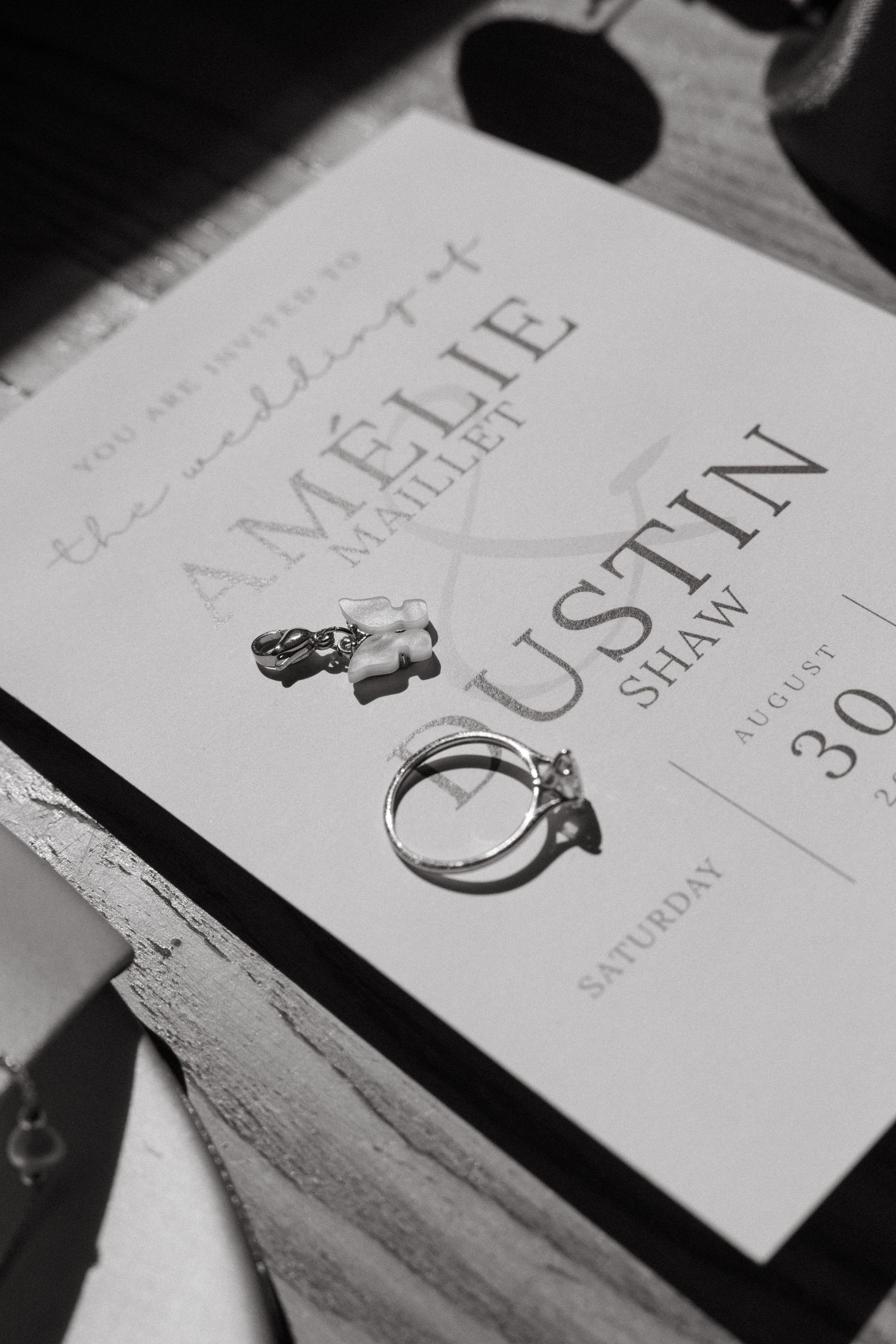 Black and white wedding invitation for Amélie Maillie and Dustin Shaw on August 30 Saturday, with rings.