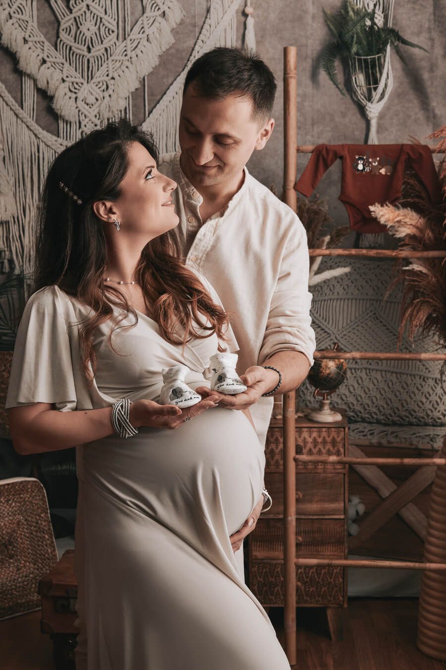 fotografia di famiglia a bruino torino - tema gravidanza in stile boho