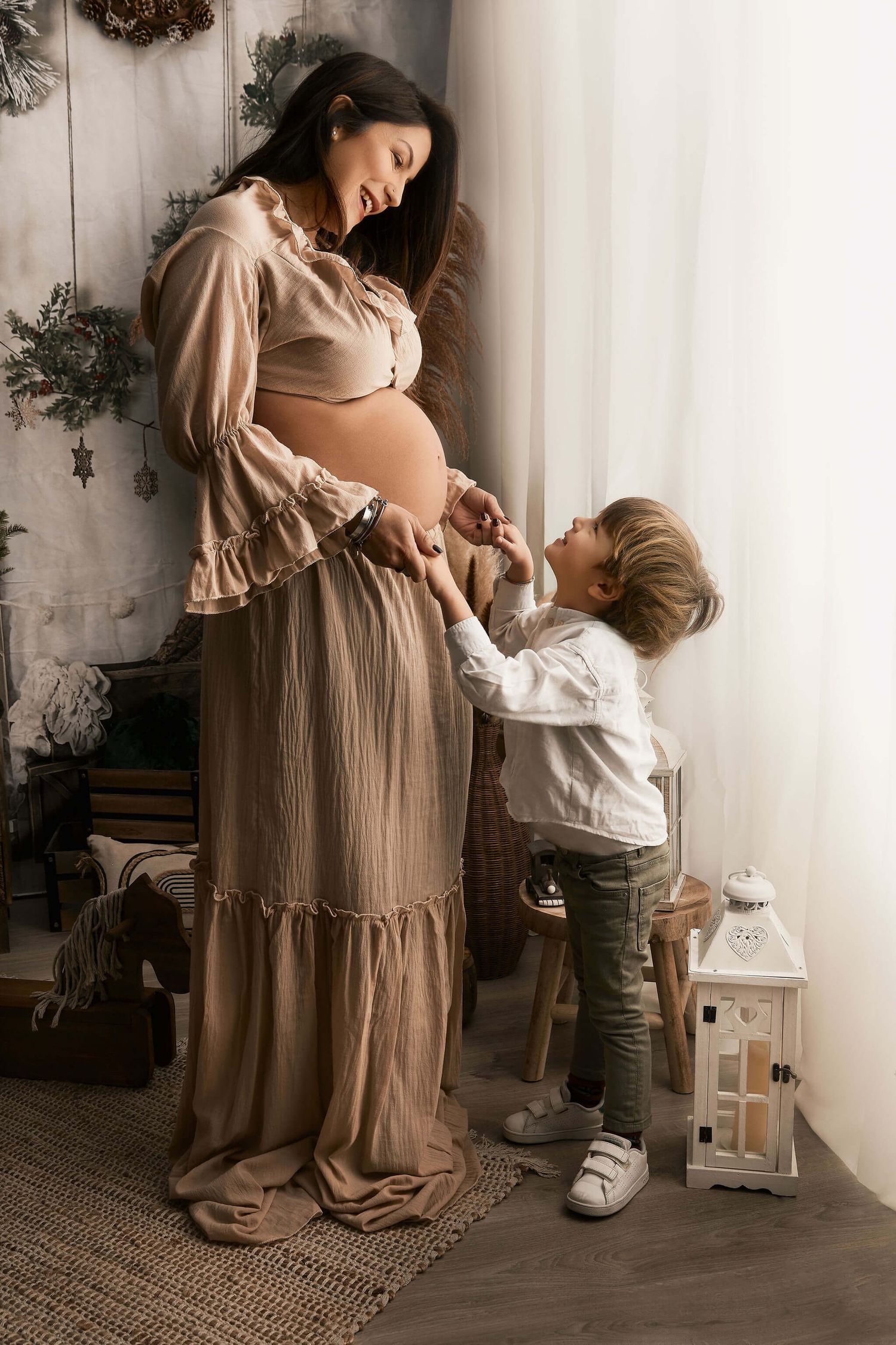 fotografia di famiglia a bruino torino - tema gravidanza in stile boho