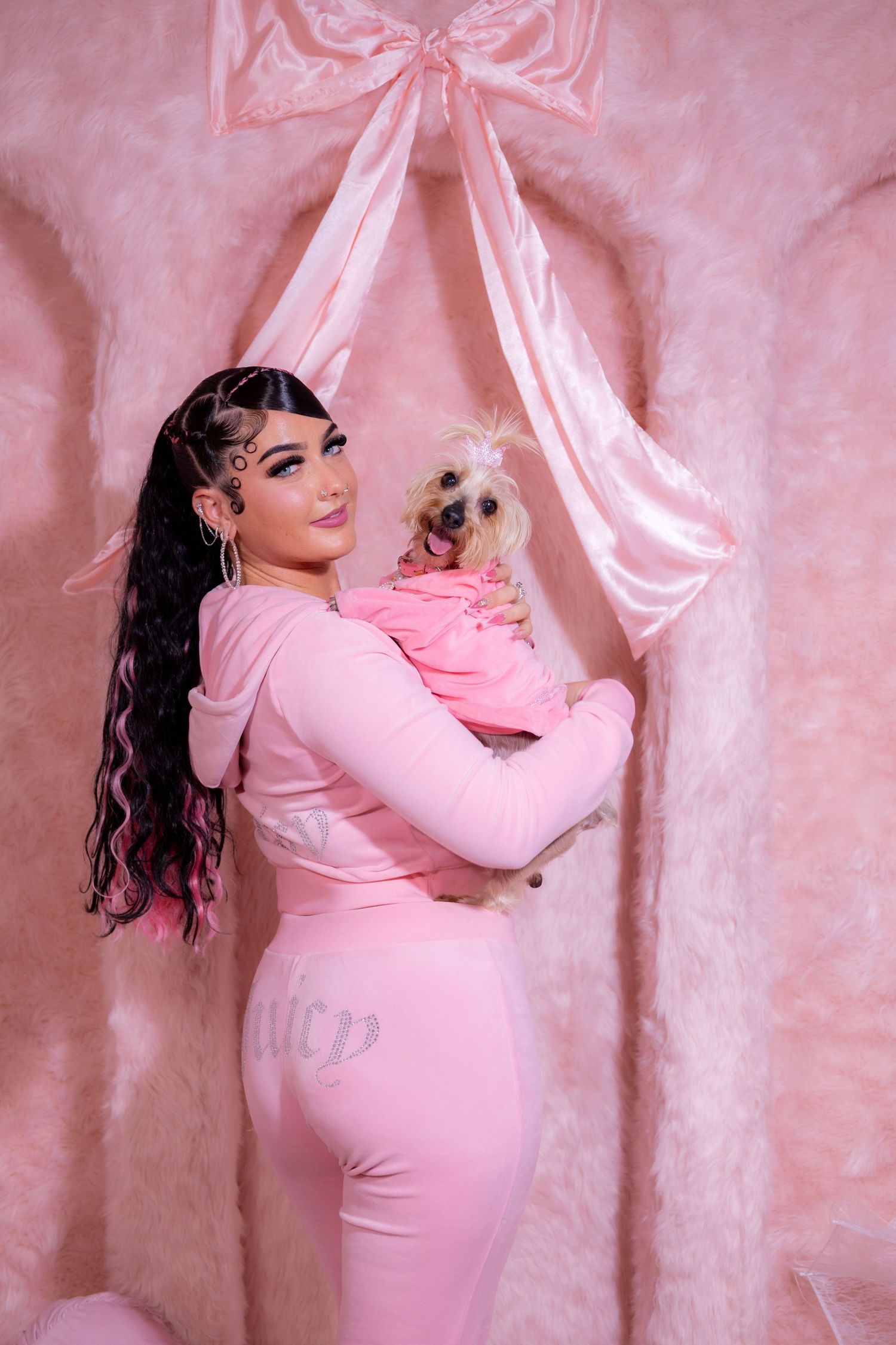 Playful pink fur photography room perfect for glamorous Y2K portraits, birthday shoots, beauty content, fashion editorials,Las Vegas.