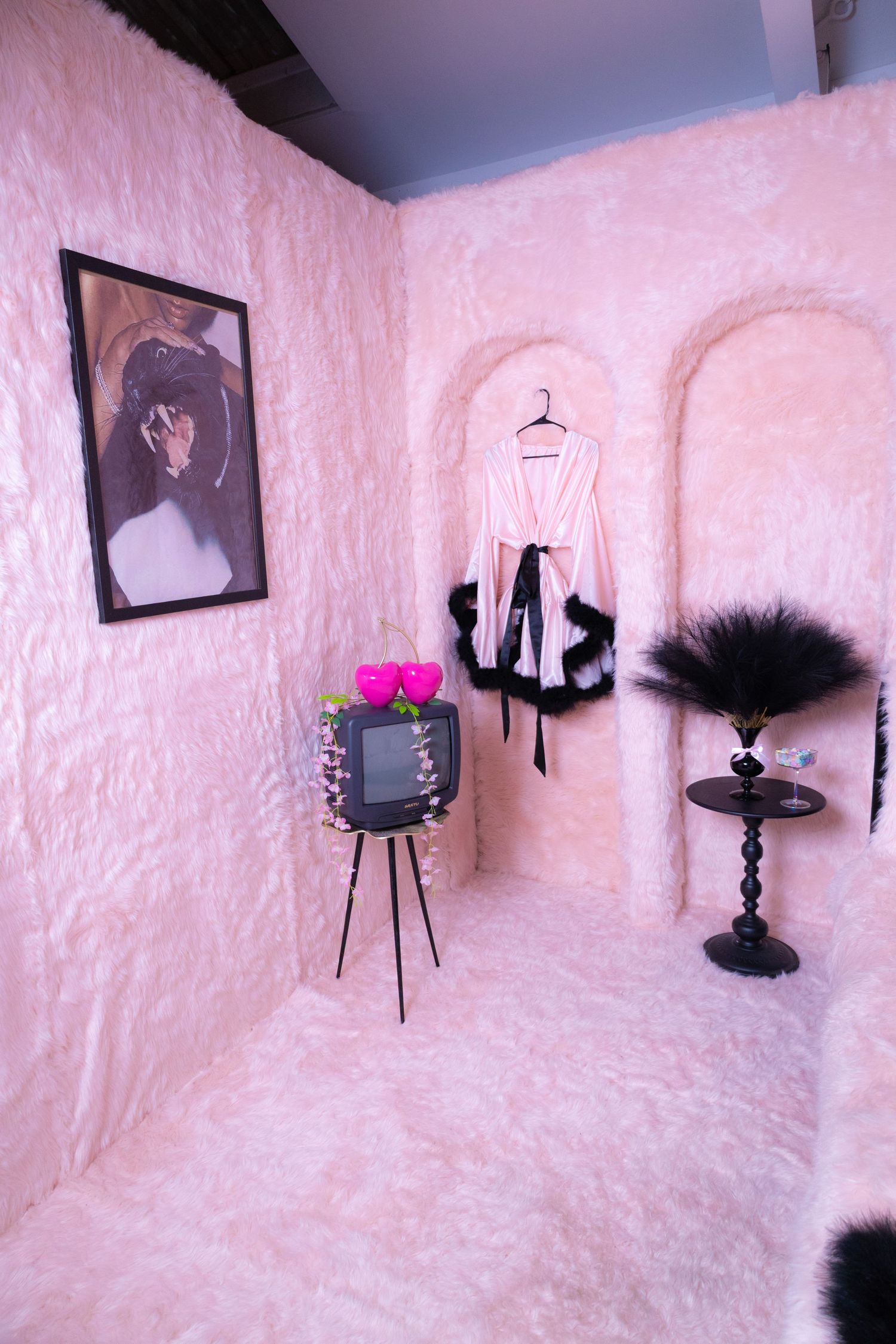 Playful pink fur photography room perfect for glamorous Y2K portraits, birthday shoots, beauty content, fashion editorials,Las Vegas.