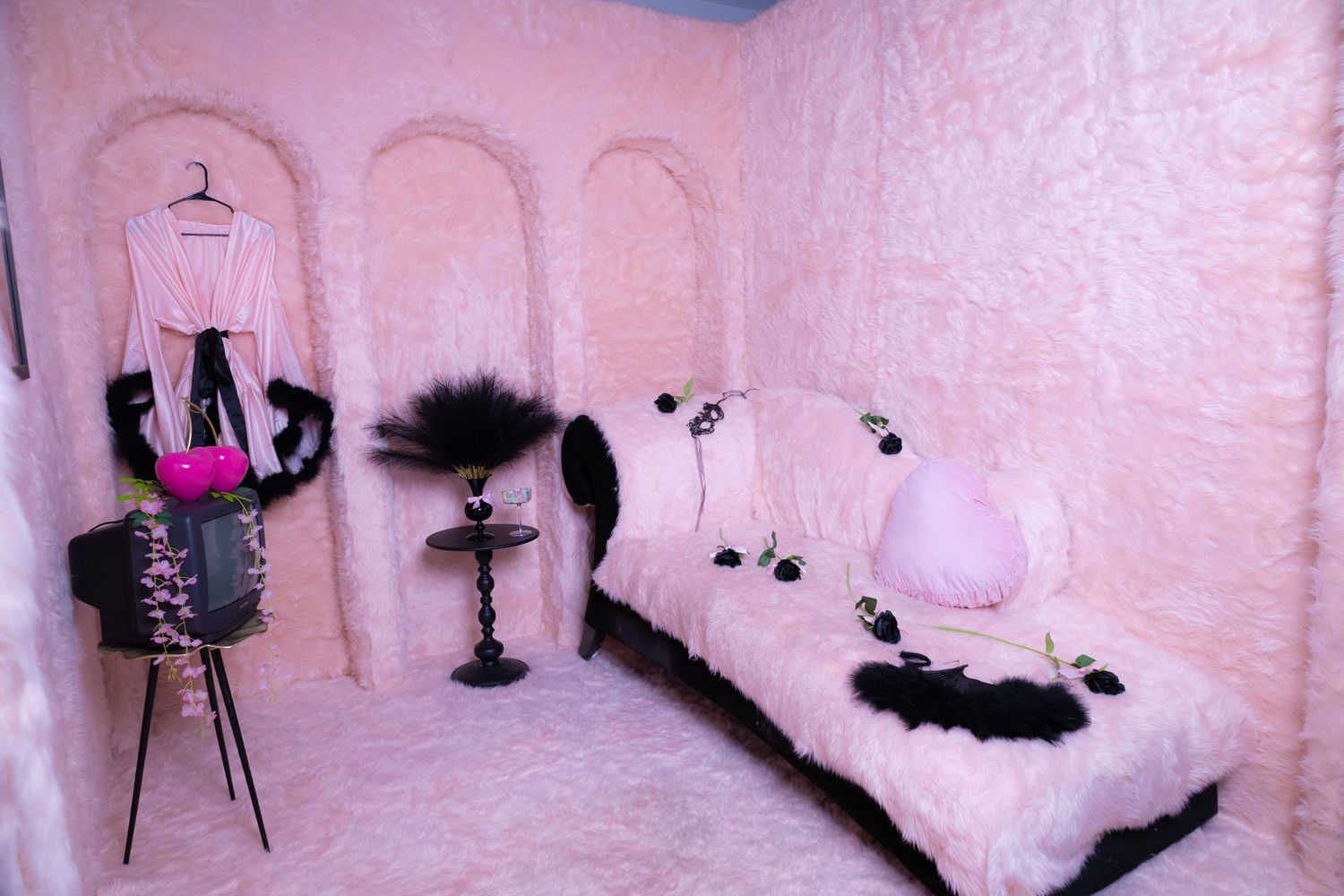 Playful pink fur photography room perfect for glamorous Y2K portraits, birthday shoots, beauty content, fashion editorials,Las Vegas.