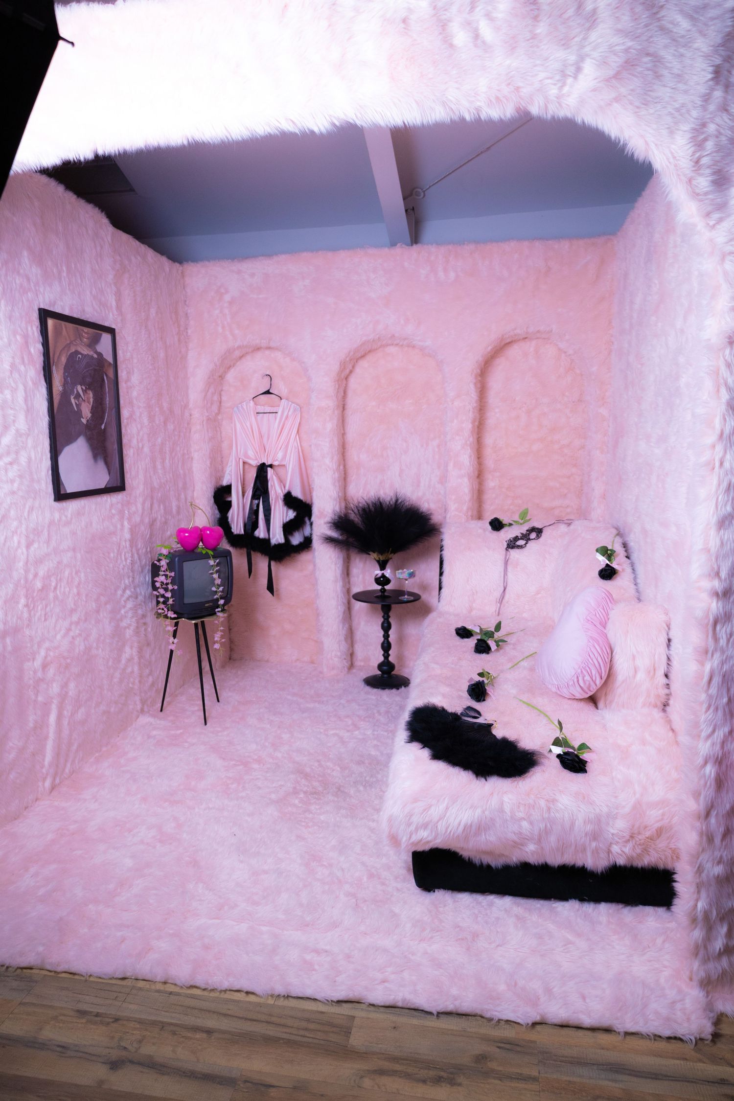 Playful pink fur photography room perfect for glamorous Y2K portraits, birthday shoots, beauty content, fashion editorials,Las Vegas.