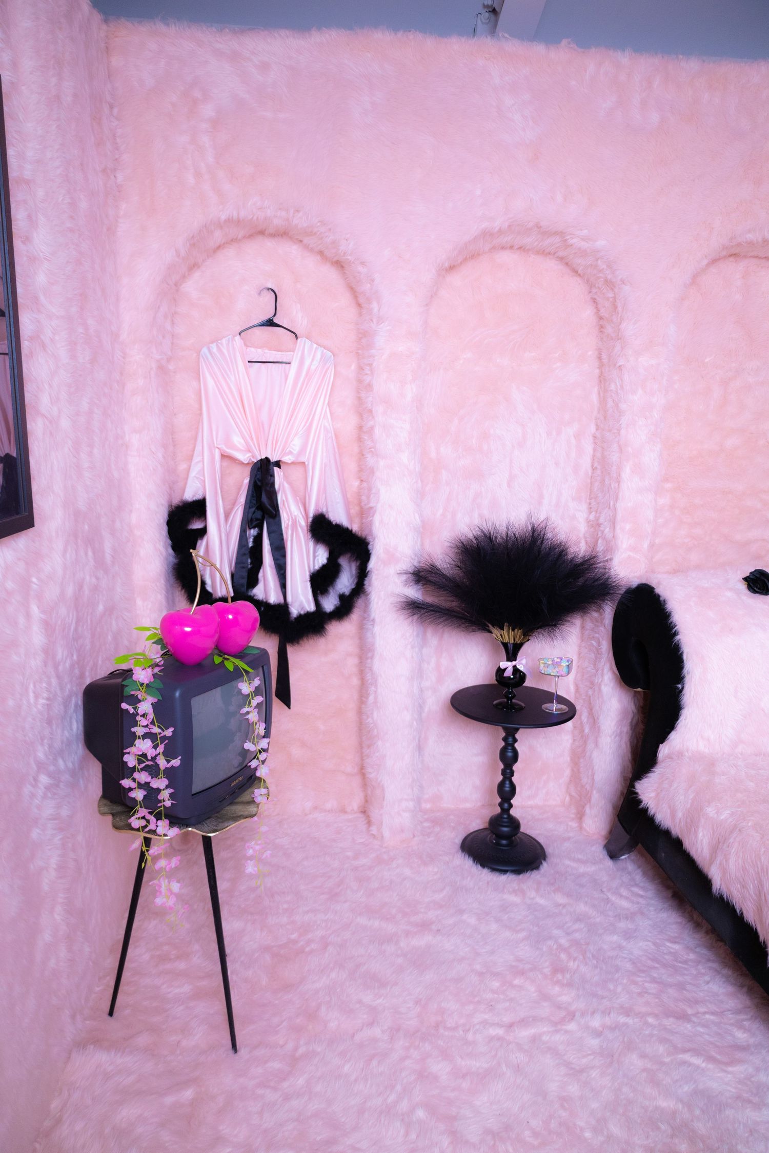 Playful pink fur photography room perfect for glamorous Y2K portraits, birthday shoots, beauty content, fashion editorials,Las Vegas.