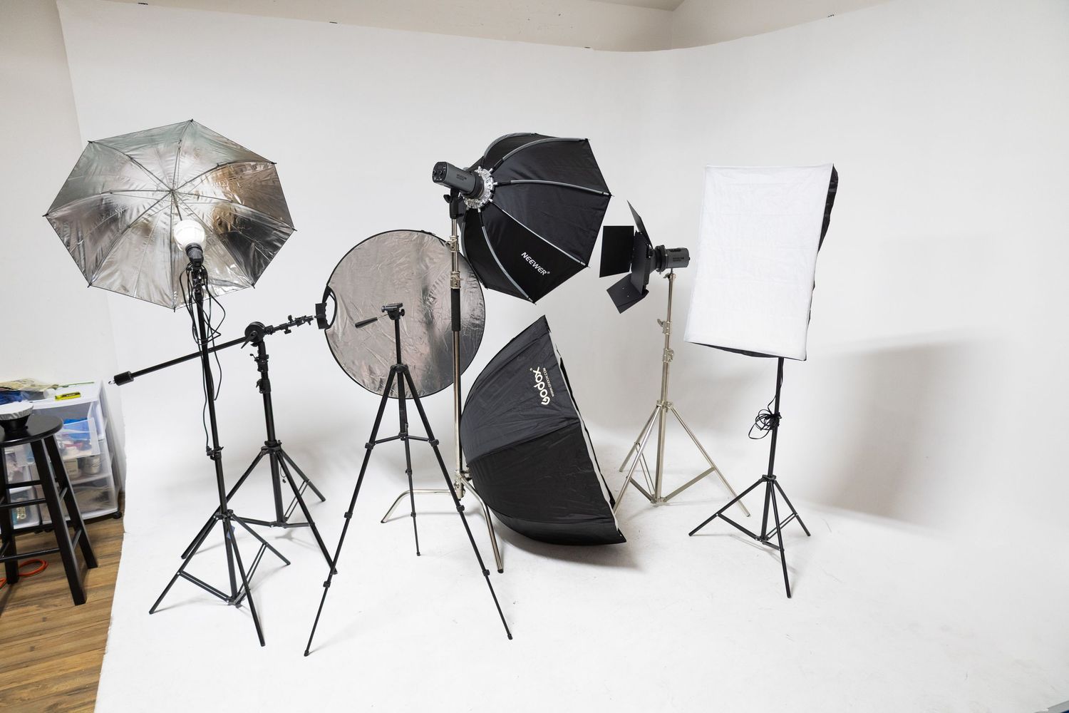 White wall photography set with spotlight lighting, offering a clean and versatile space for creative portraits, , fashion in las vegas