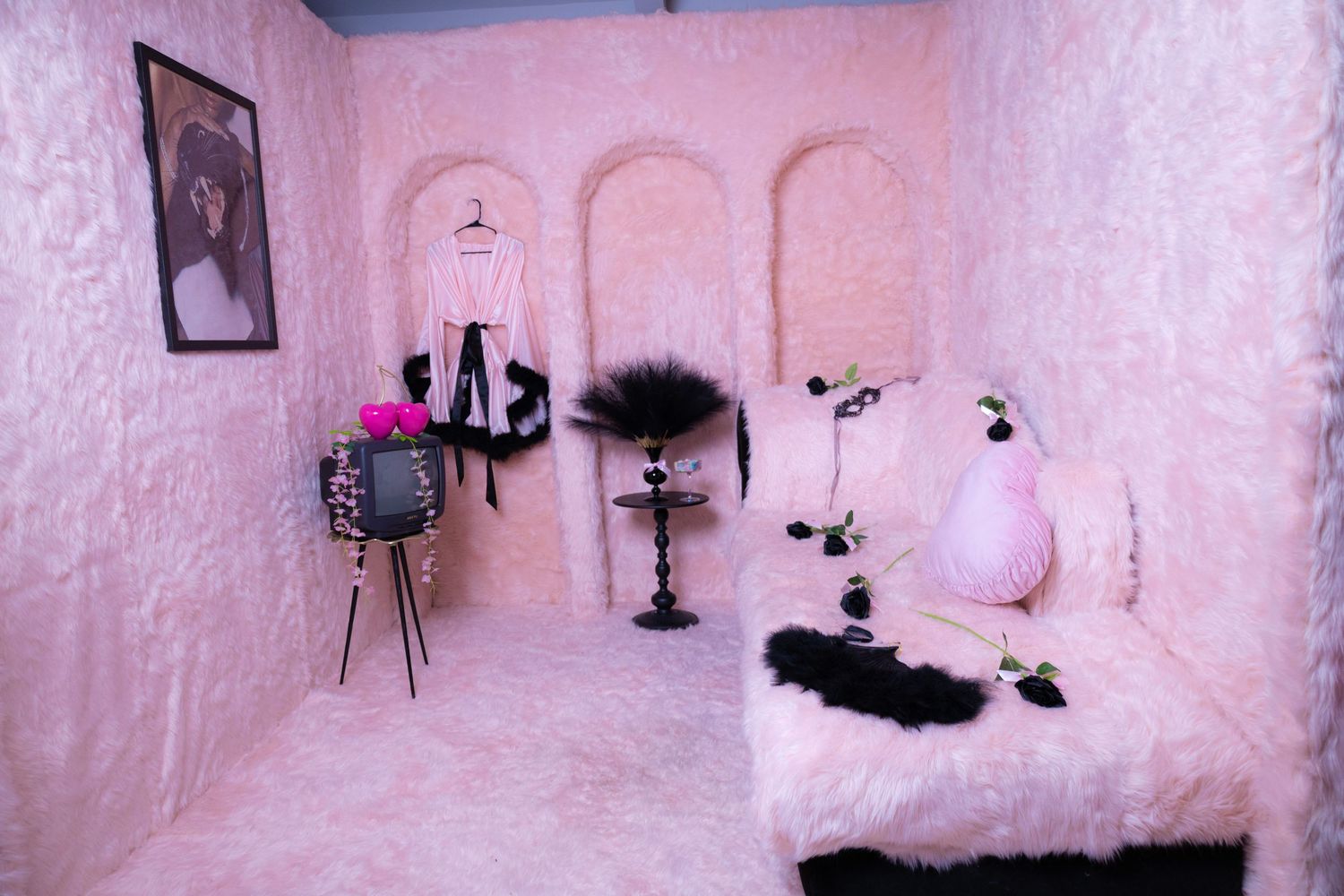 Playful pink fur photography room perfect for glamorous Y2K portraits, birthday shoots, beauty content, fashion editorials,Las Vegas.