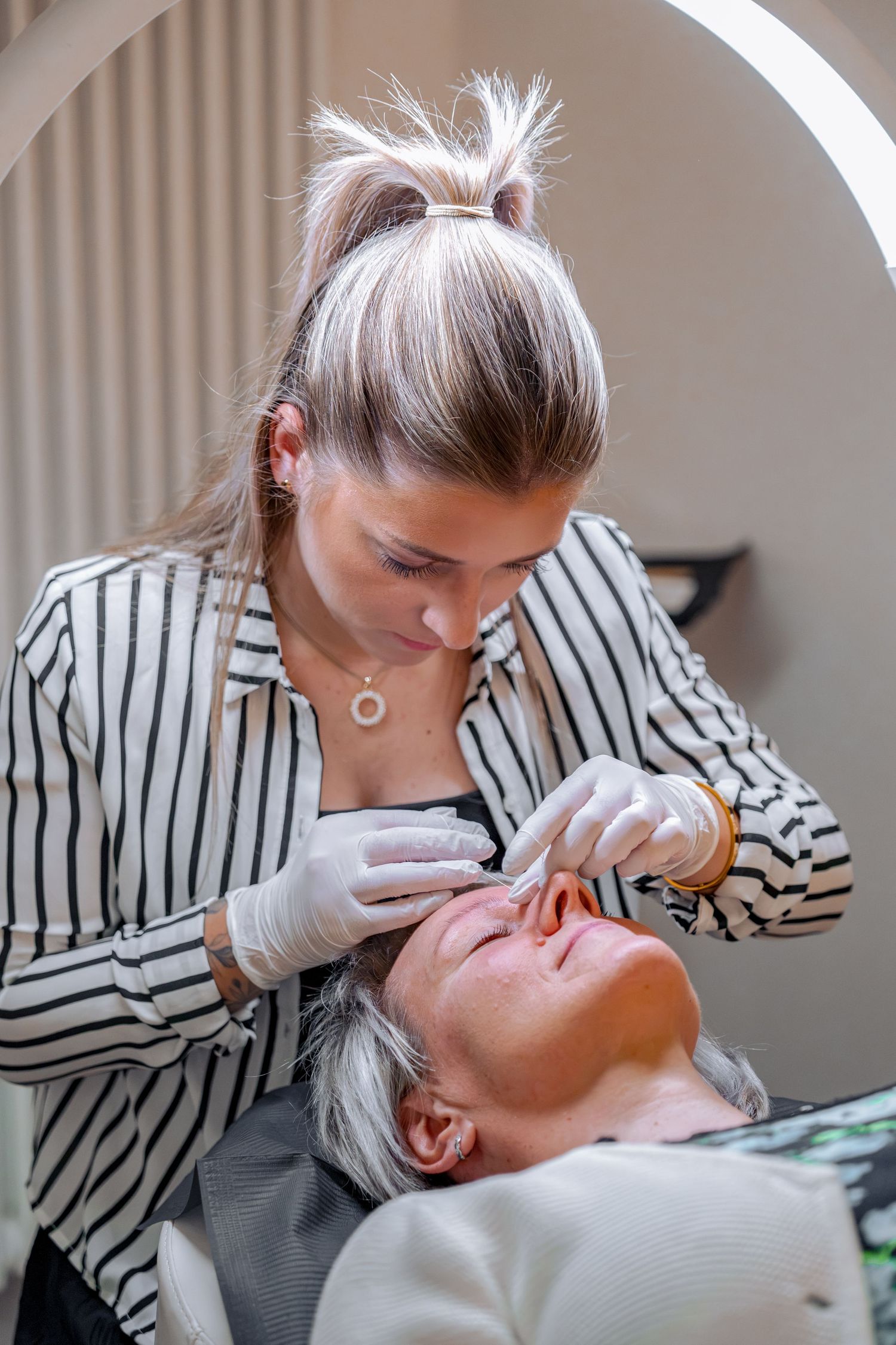 PMU-Artist bei der Arbeit im Permanent-Make-up-Studio in Weida (Thüringen)