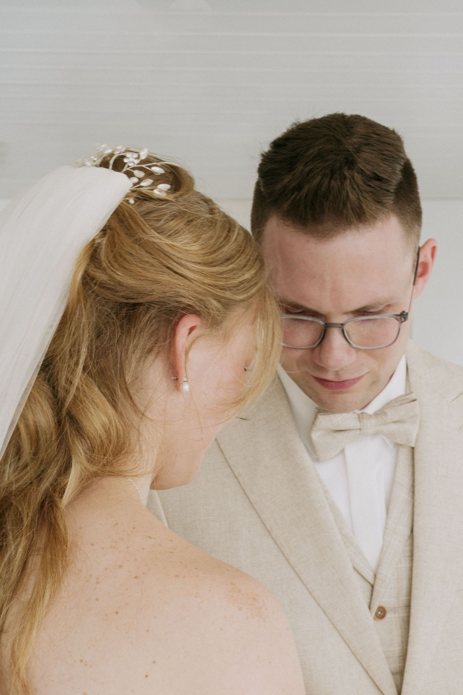 Emotionales Paarportrait mit authentischen Momenten am Hochzeitstag