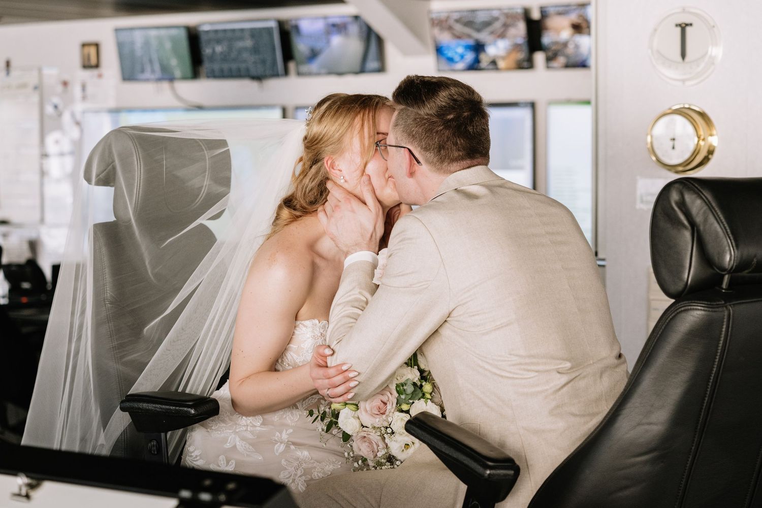 Hochzeitspaar küsst sich in einer romantischen Umgebung