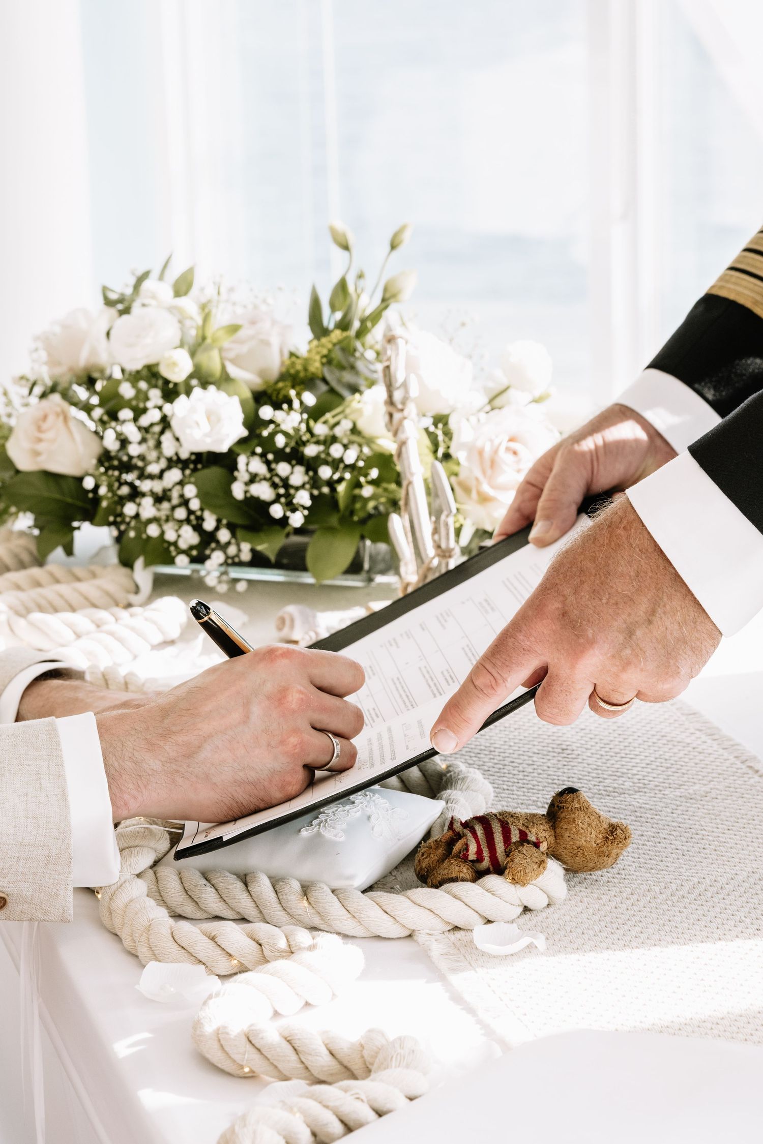 Braut und Bräutigam unterschreiben die Heiratsurkunde