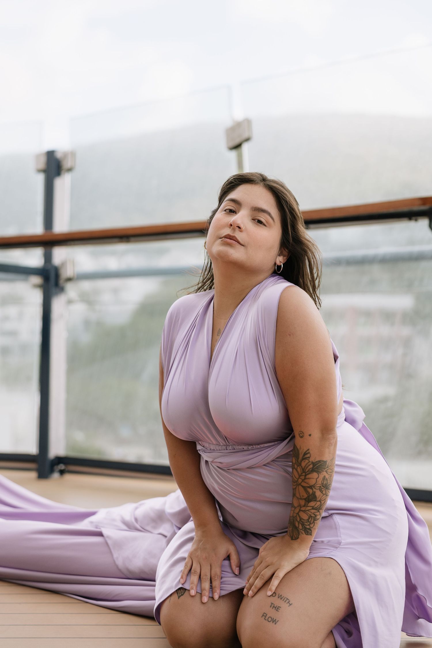 Elegantes Portrait einer Frau in einer ausdrucksstarken Pose