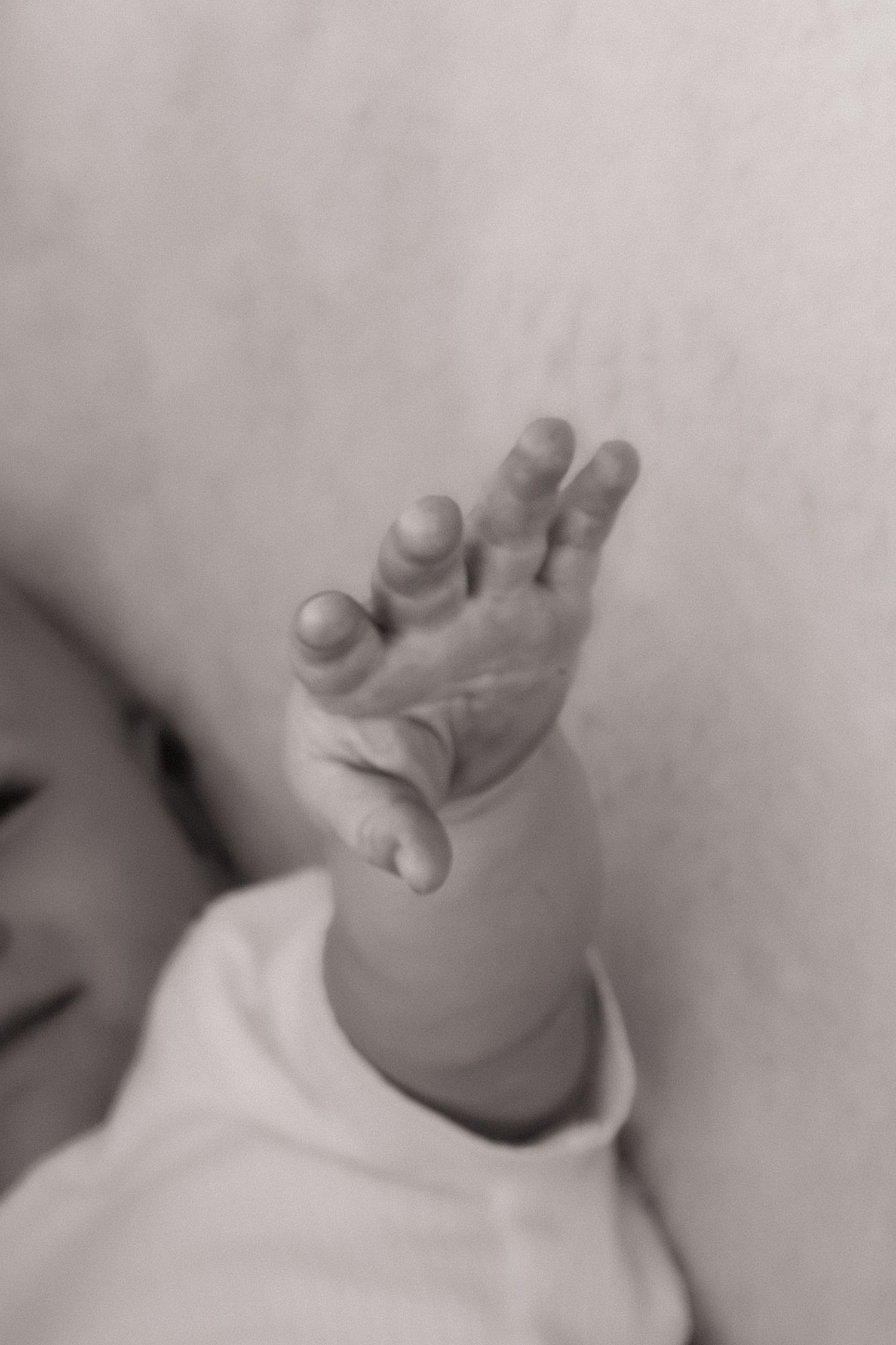 Detailaufnahme der kleinen Hand eines Babys