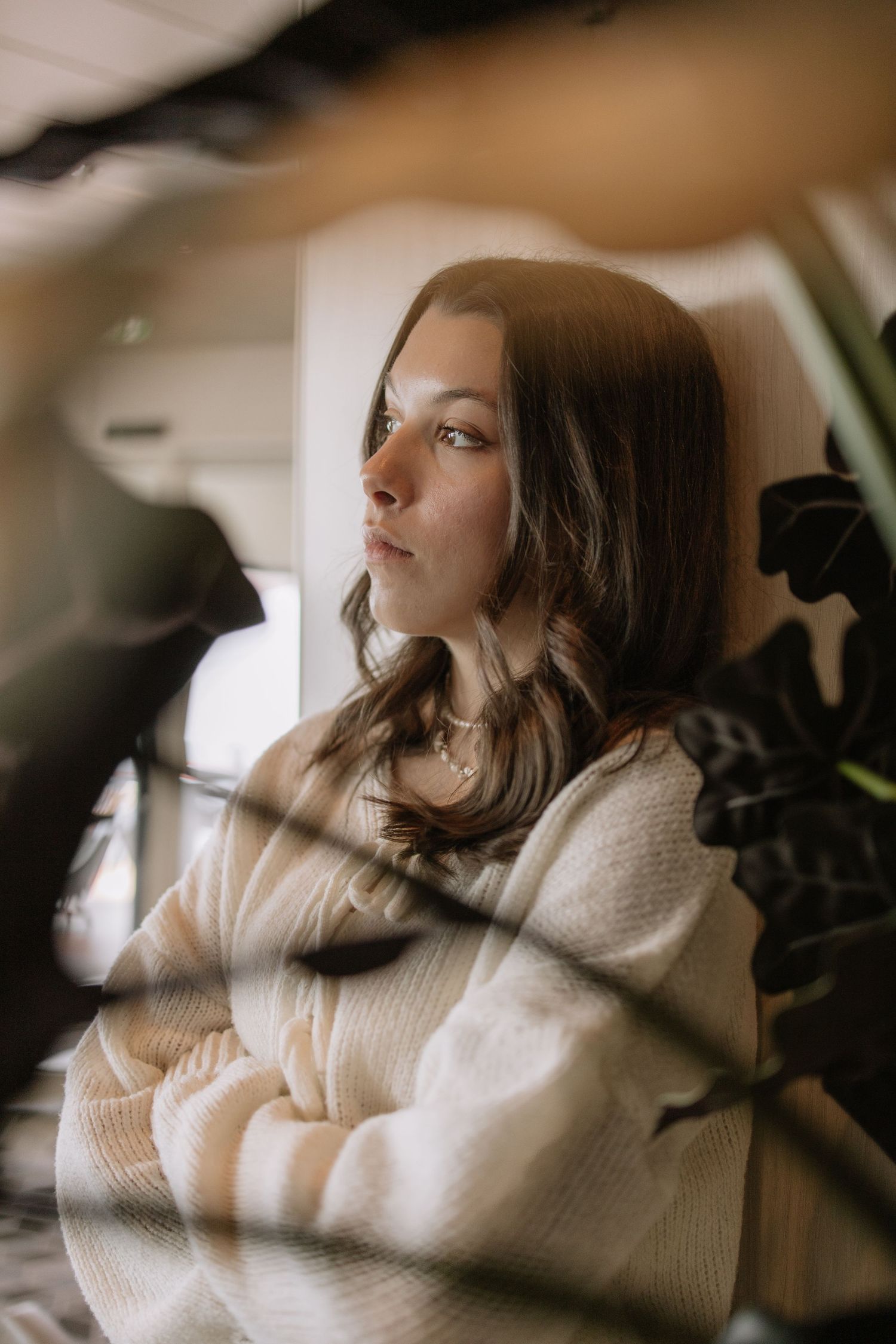Natürliches Portrait der Fotografin mit authentischem Ausdruck