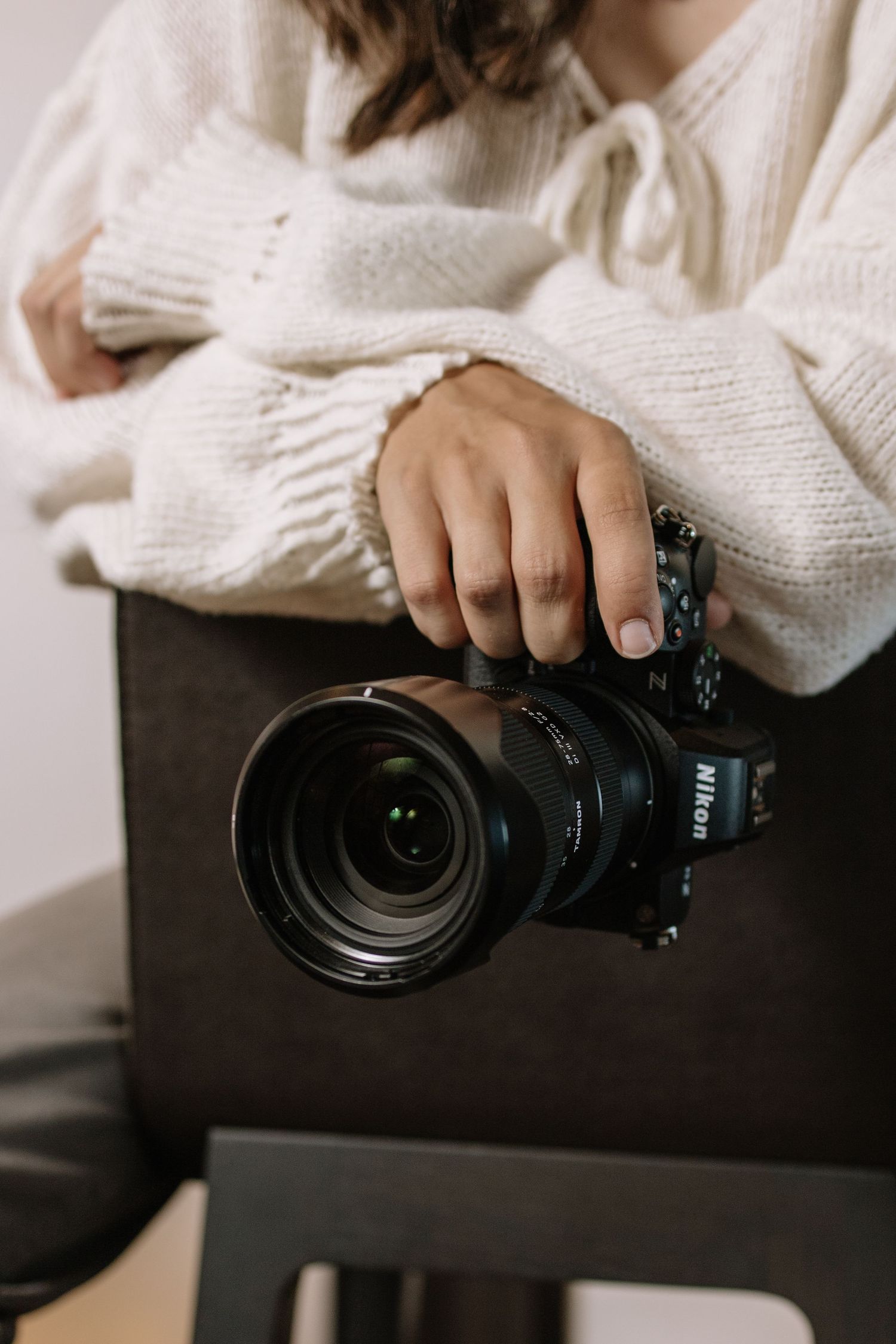 Fotografin mit Kamera bei einem Fotoshooting