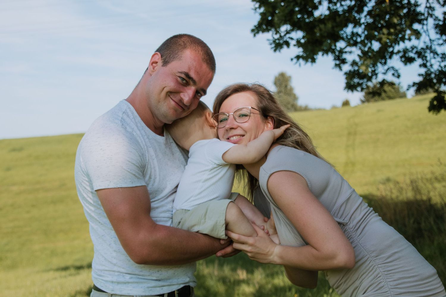 Familie lacht gemeinsam bei einem Fotoshooting im Freien in Weida (Thüringen)