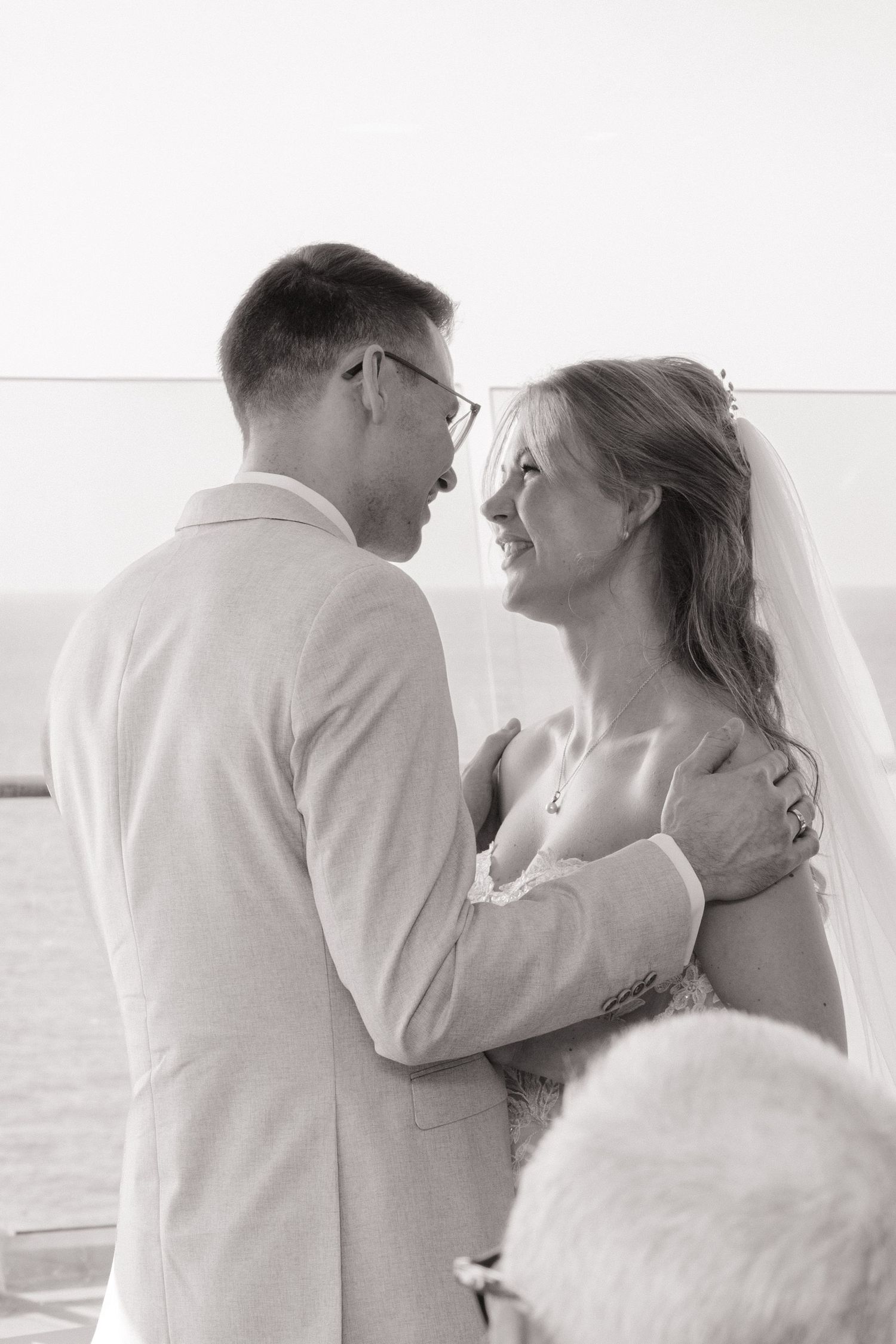 Hochzeitspaar blickt sich liebevoll in die Augen