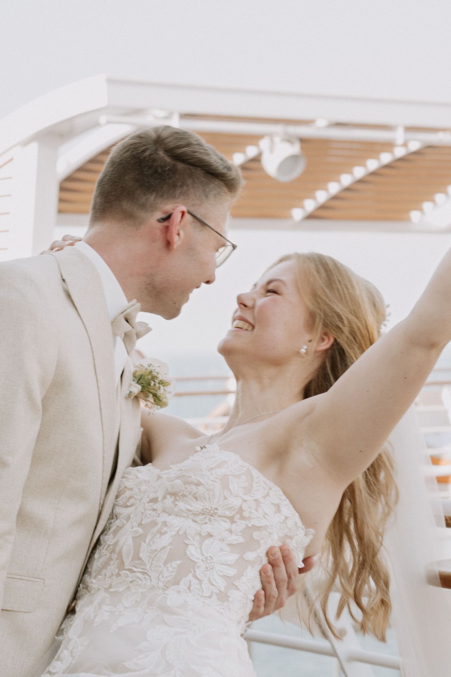Dynamisches Hochzeitsfoto mit wehenden Stoffen und Bewegung