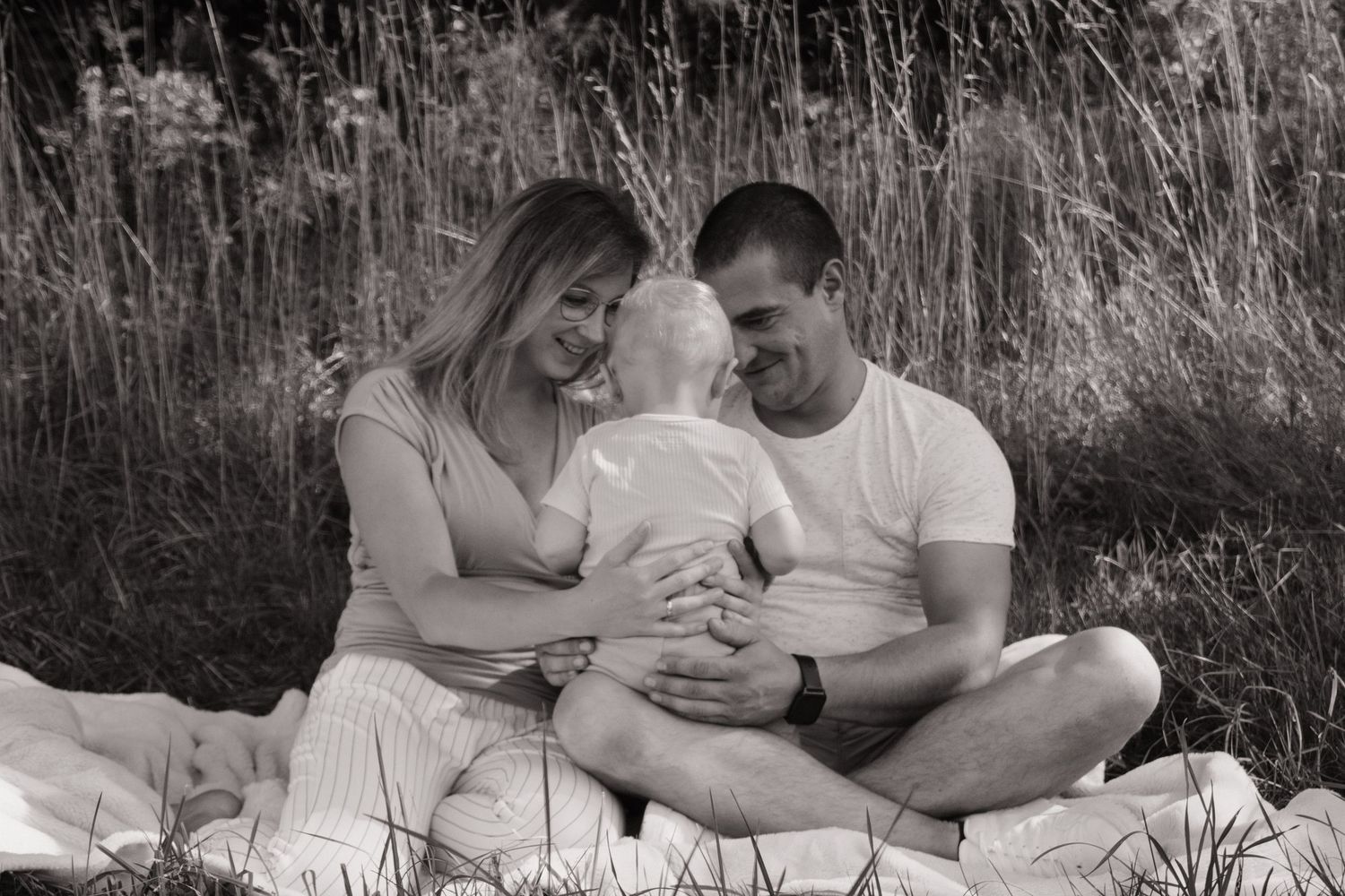 Natürliches Familienfoto mit gemeinsamen Momenten und Nähe beim Shooting in Weida (Thüringen)