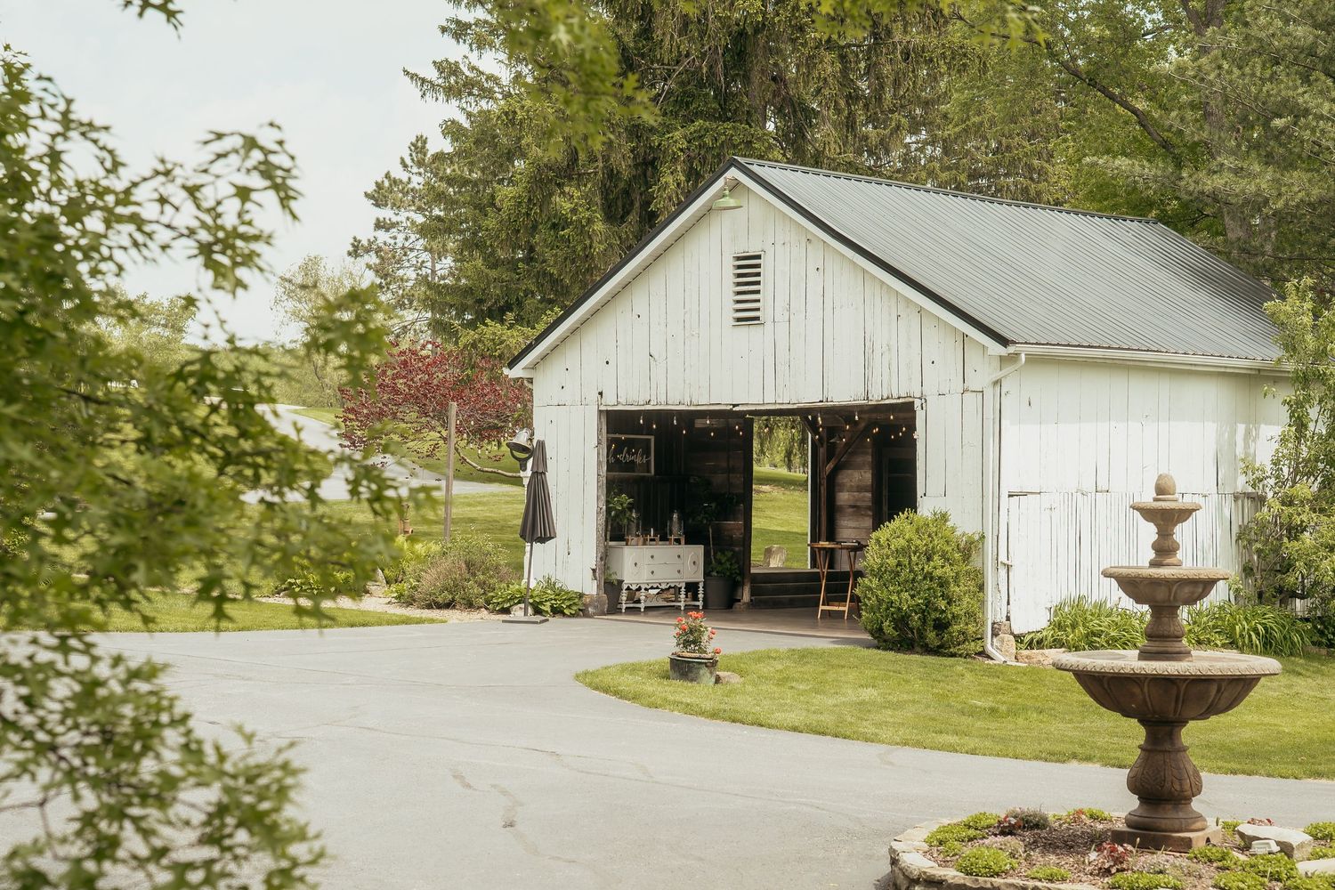 white barn at shady elm farms pittsburgh pa photography and video by EternalLensMedia.com