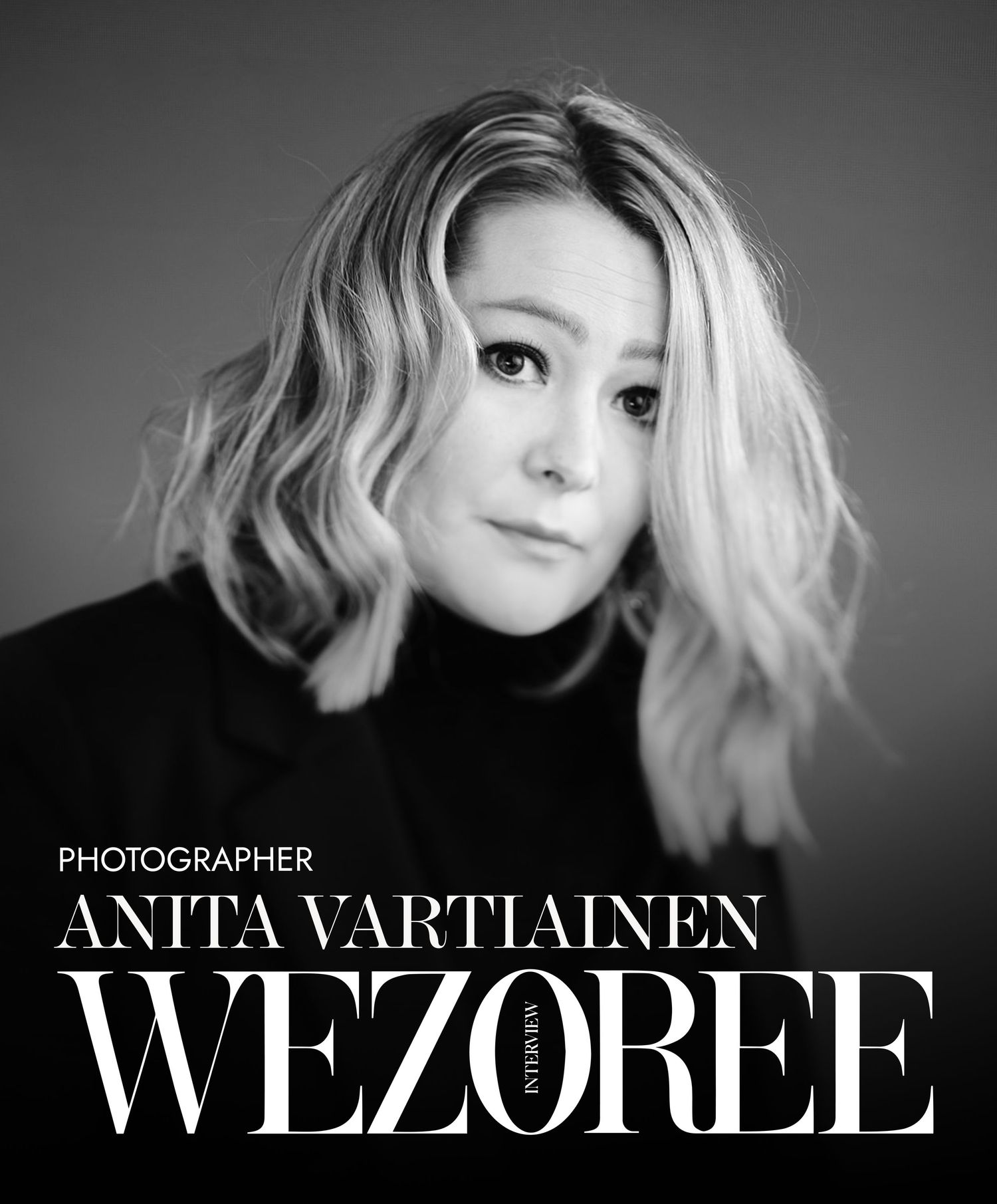 Mustavalkoinen kuva jossa näkyy valokuvaaja Anita Vartiainen. Päällä teksti 