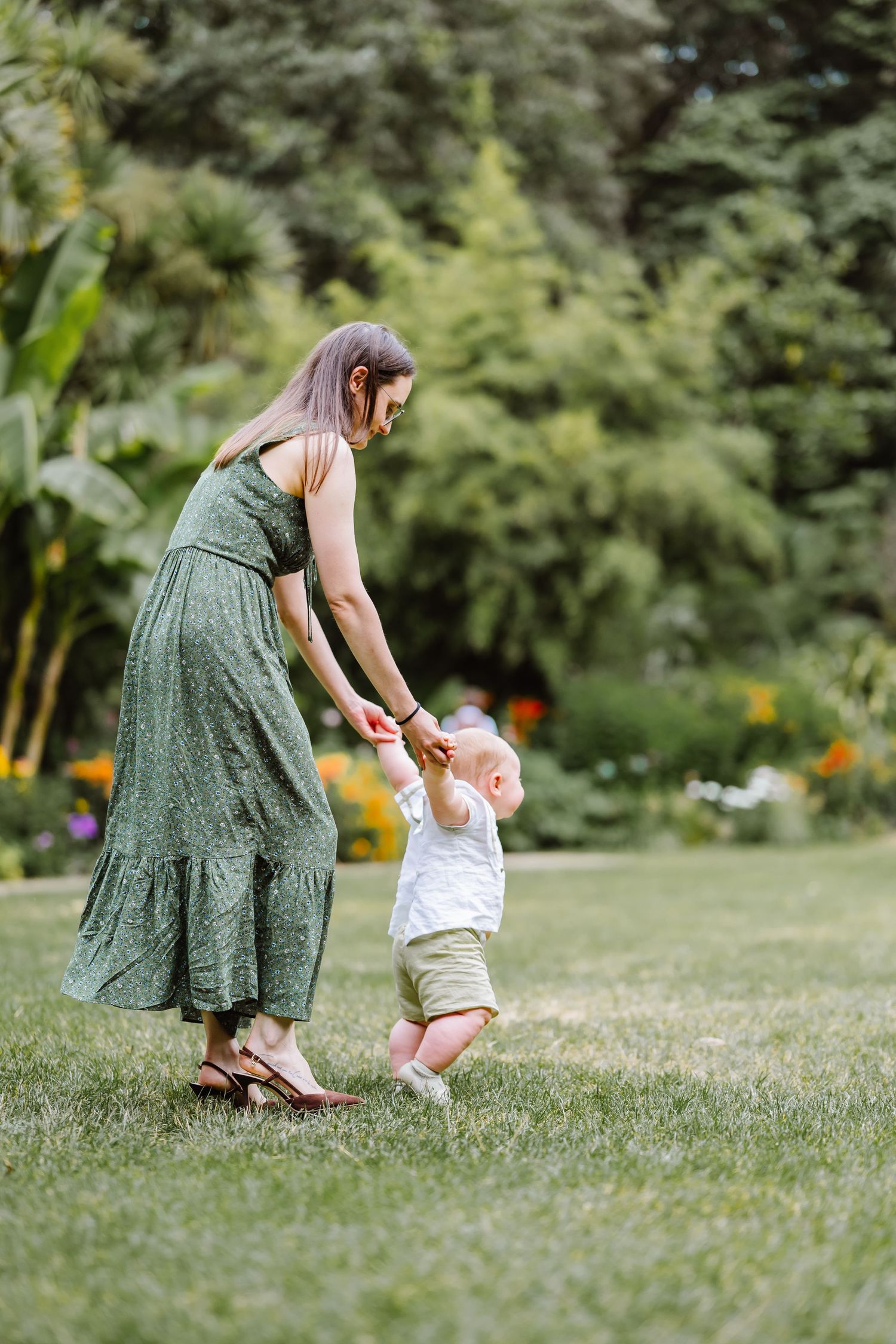 Guests play at Abbotsbury Subtropical Gardens wedding. Outdoor wedding venue in Dorset, Candid Weymouth wedding photographer