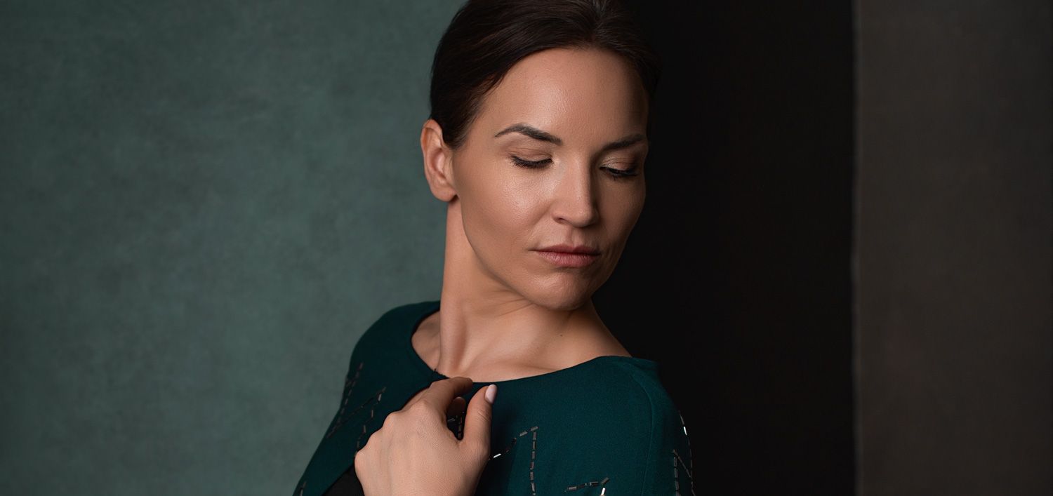 Artistiek portret van een danser, vastgelegd met aandacht voor licht en compositie om zijn expressie en dynamiek te tonen.