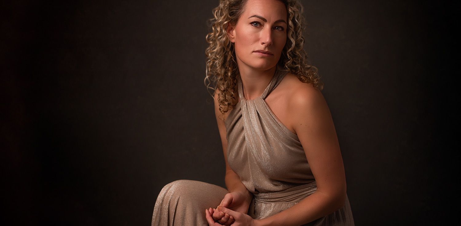 Professioneel portret van een vrouw boven de 40, met focus op haar authentieke zelf en unieke schoonheid.