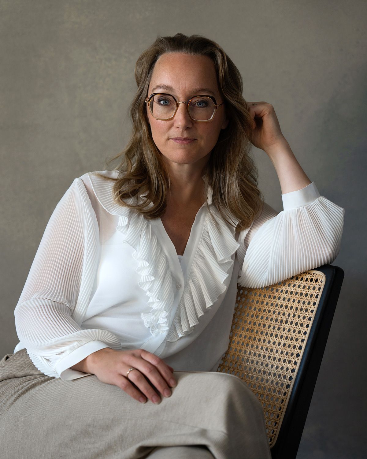 De fotograaf Charlene van der Gracht. Verzorgd fotoshoots in de studio met een klassieke uitstraling. Donkere kleuren en zachte belichting.