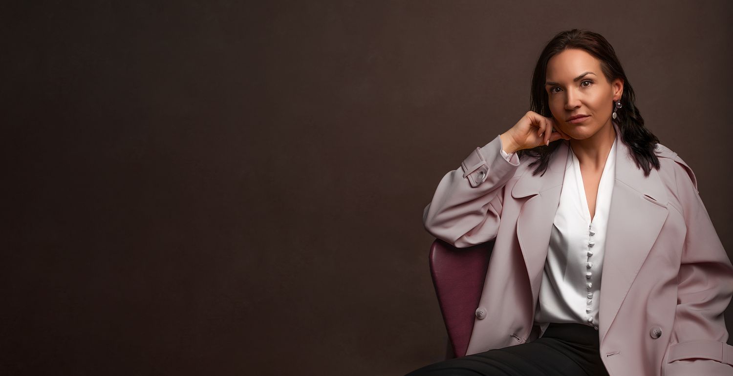 Elegant portret van een vrouw in een stijlvolle pose, voor kunstenaars die hun professionele en creatieve uitstraling willen versterken.