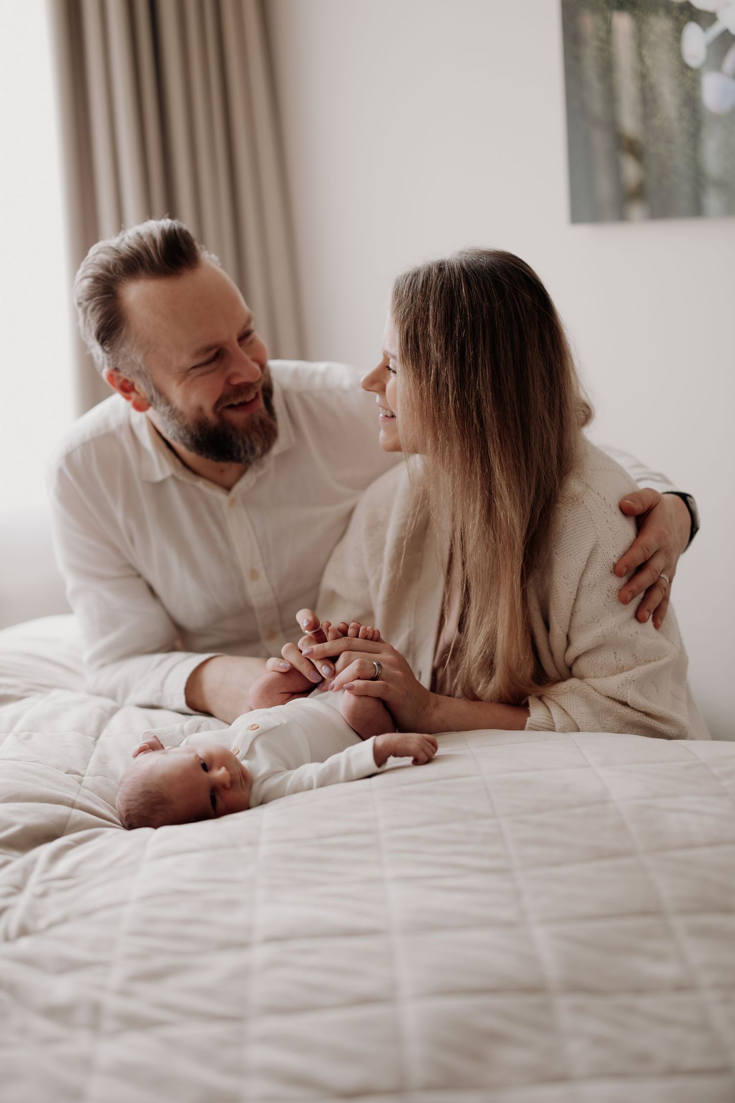 vastasyntyneen kuvaus asiakkaan kotona Helsinki. vauvauvaus. valokuvaaja pk-seutu.