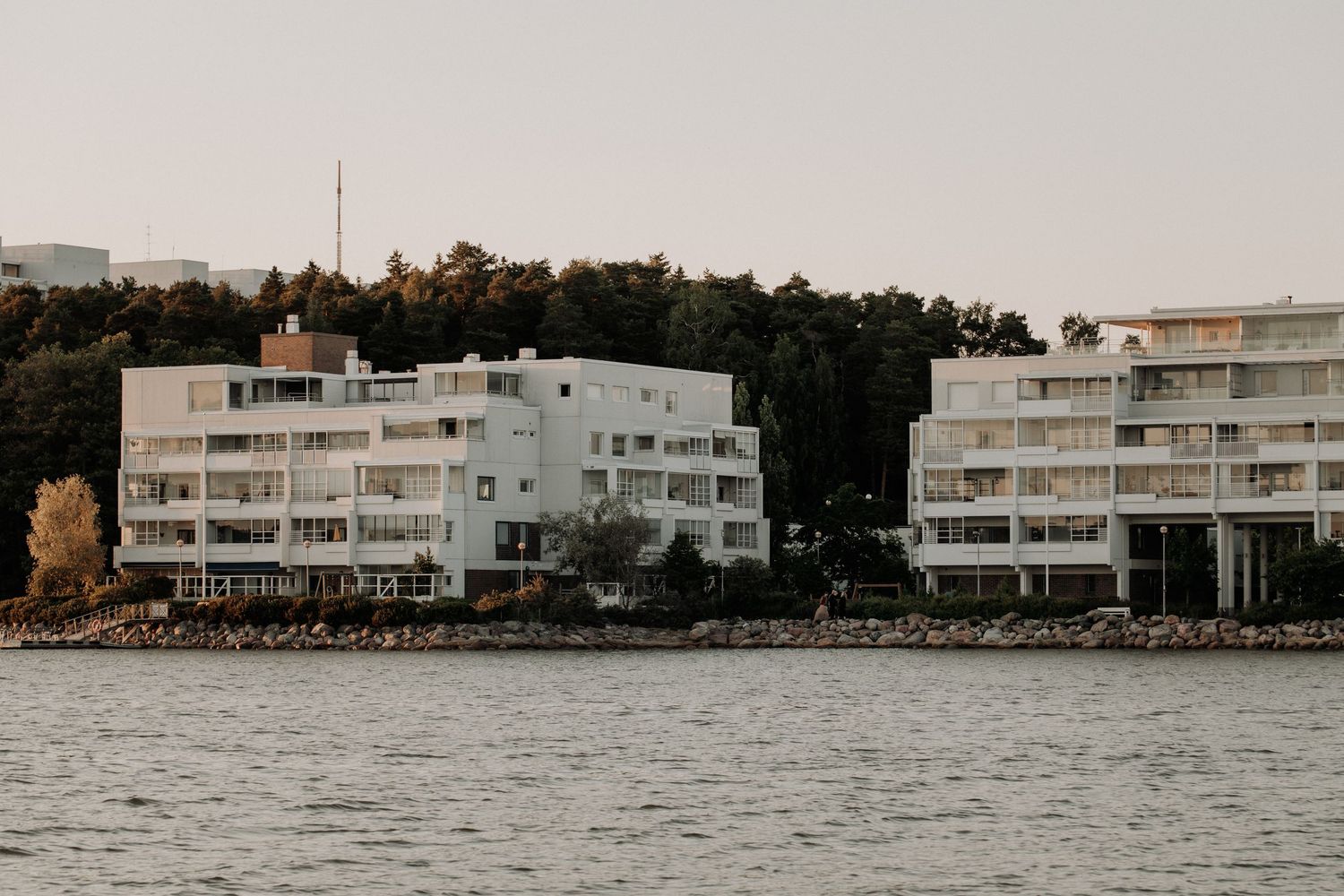 perhekuvaus veneellä, Espoo, Helsinki valokuvaaja pk-seutu. perhekuvaus miljössä merellä.