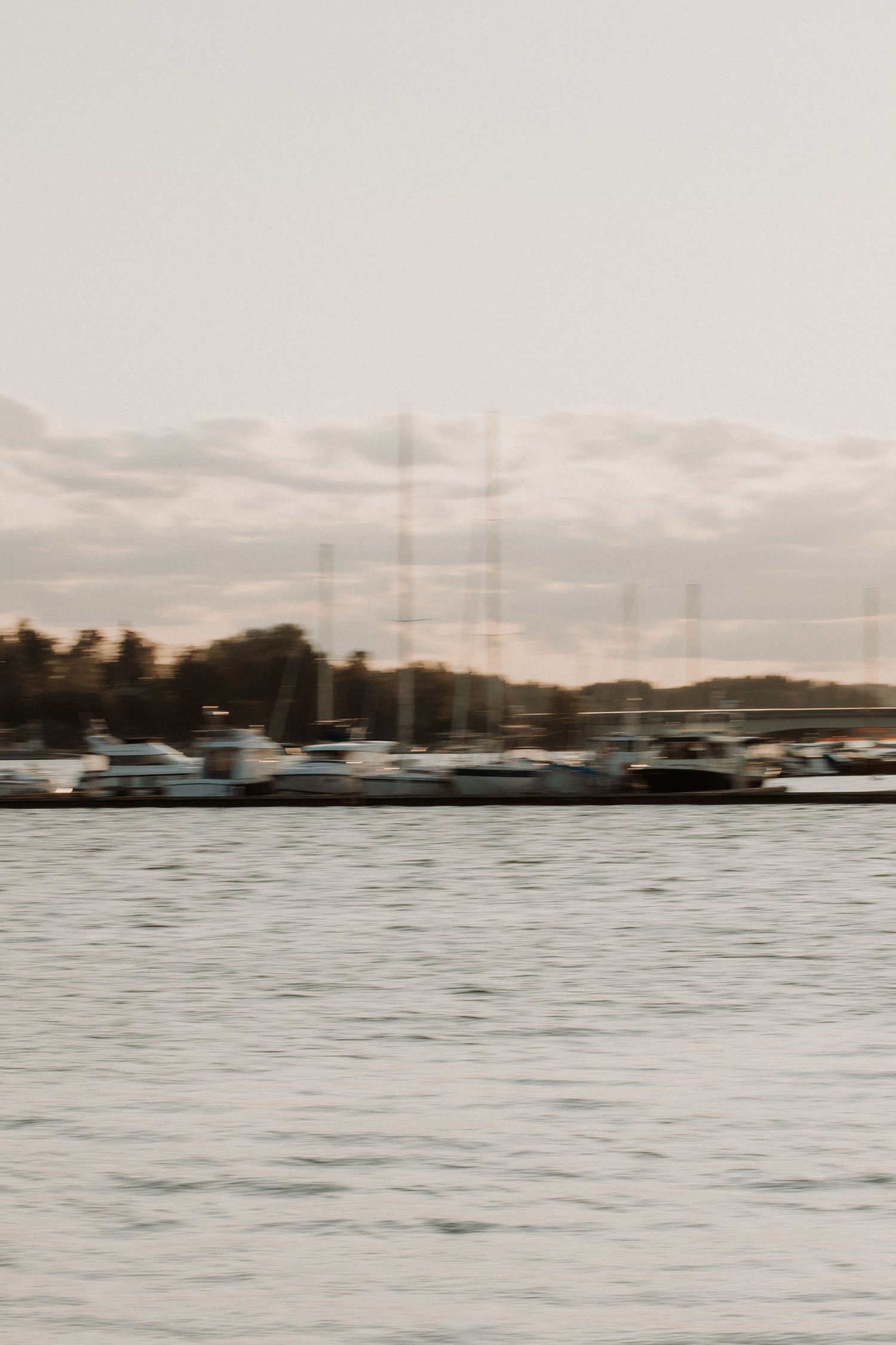 perhekuvaus veneellä, Espoo, Helsinki valokuvaaja pk-seutu. perhekuvaus miljössä merellä.