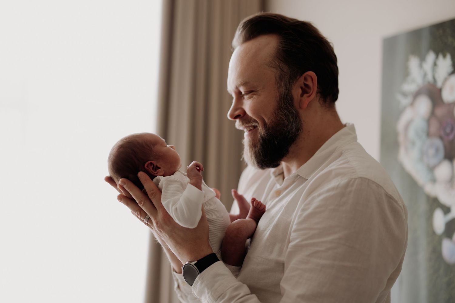 vastasyntyneen kuvaus asiakkaan kotona Helsinki. vauvauvaus. valokuvaaja pk-seutu.